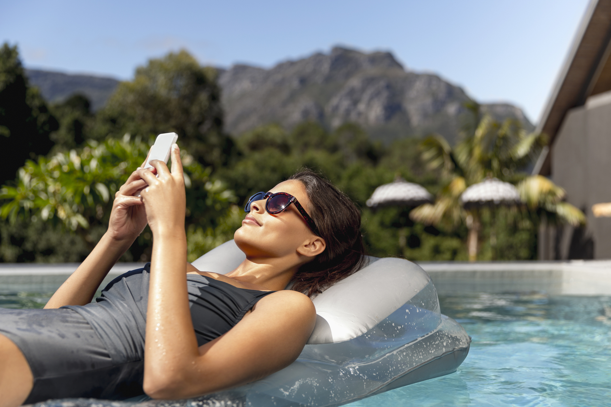 Activar las apps de contactos, la posición estratégica de la toalla o los paseos al kiosko: manual piscinero de ligoteo para este verano