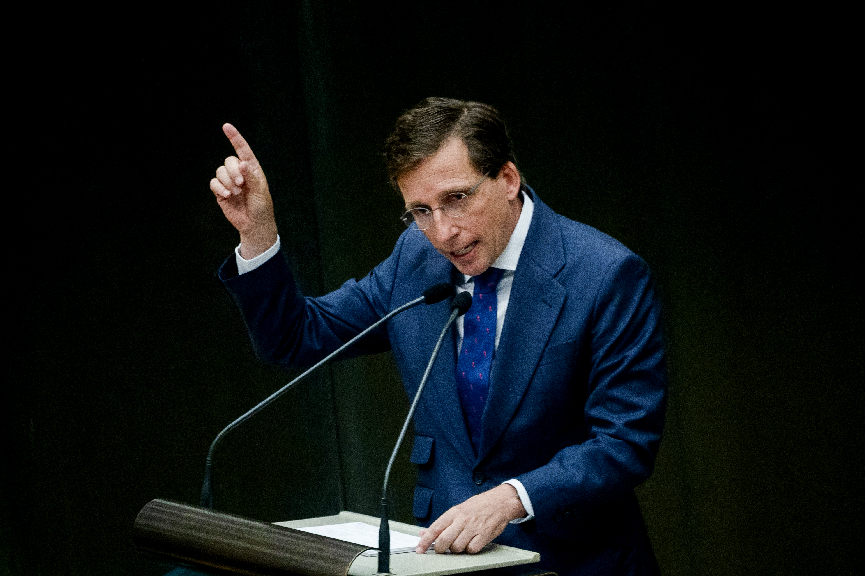 Almeida anuncia el 'desbloqueo' de la Operación Campamento en el acalorado último gran debate (más de tres horas) de la legislatura: "Su faro moral es un contrabandista imputado por un juzgado"
