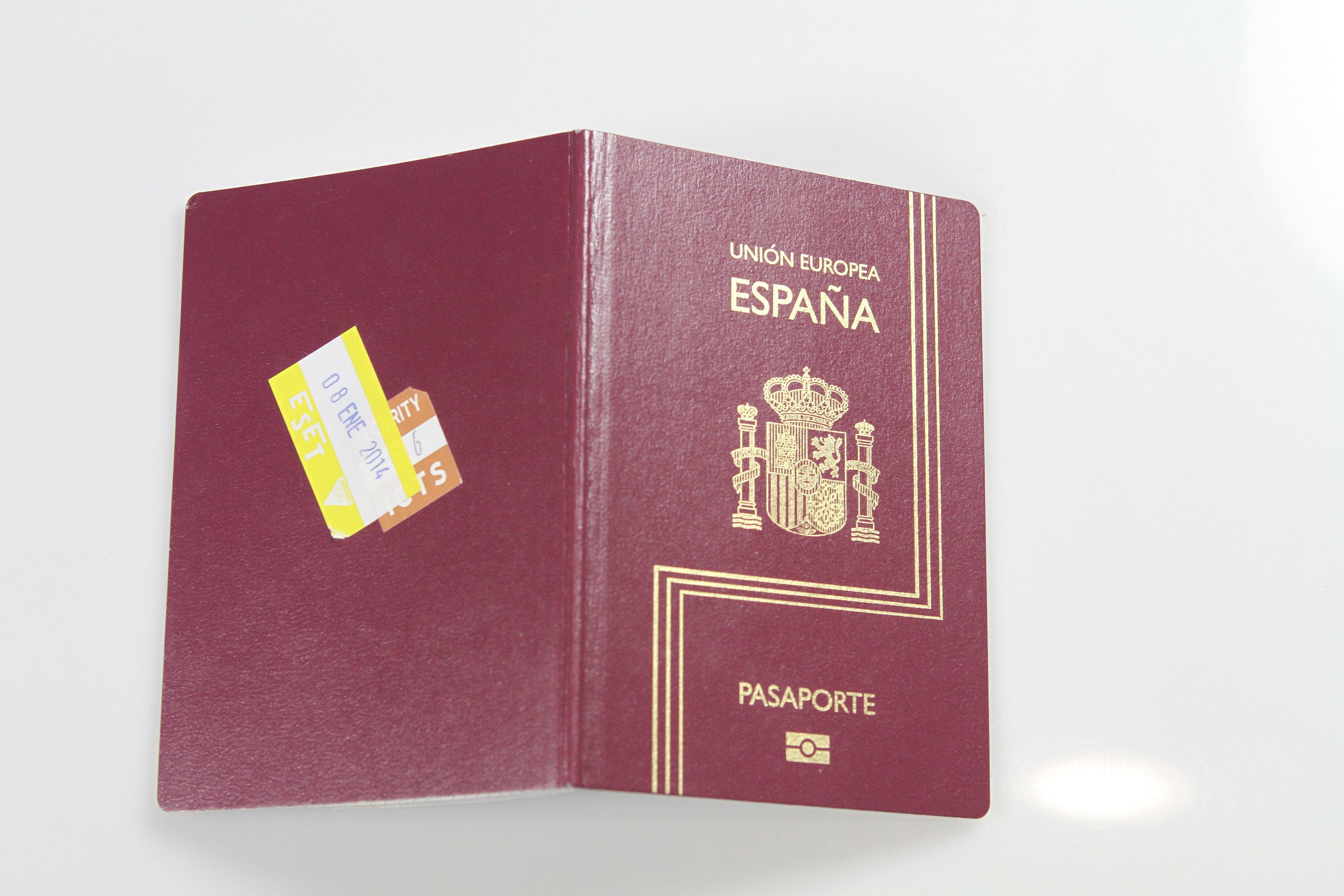 Absuelven a un hombre tras querer registrarse en un hotel de Almería con un pasaporte de la 'República Errante de Menda Lerenda'