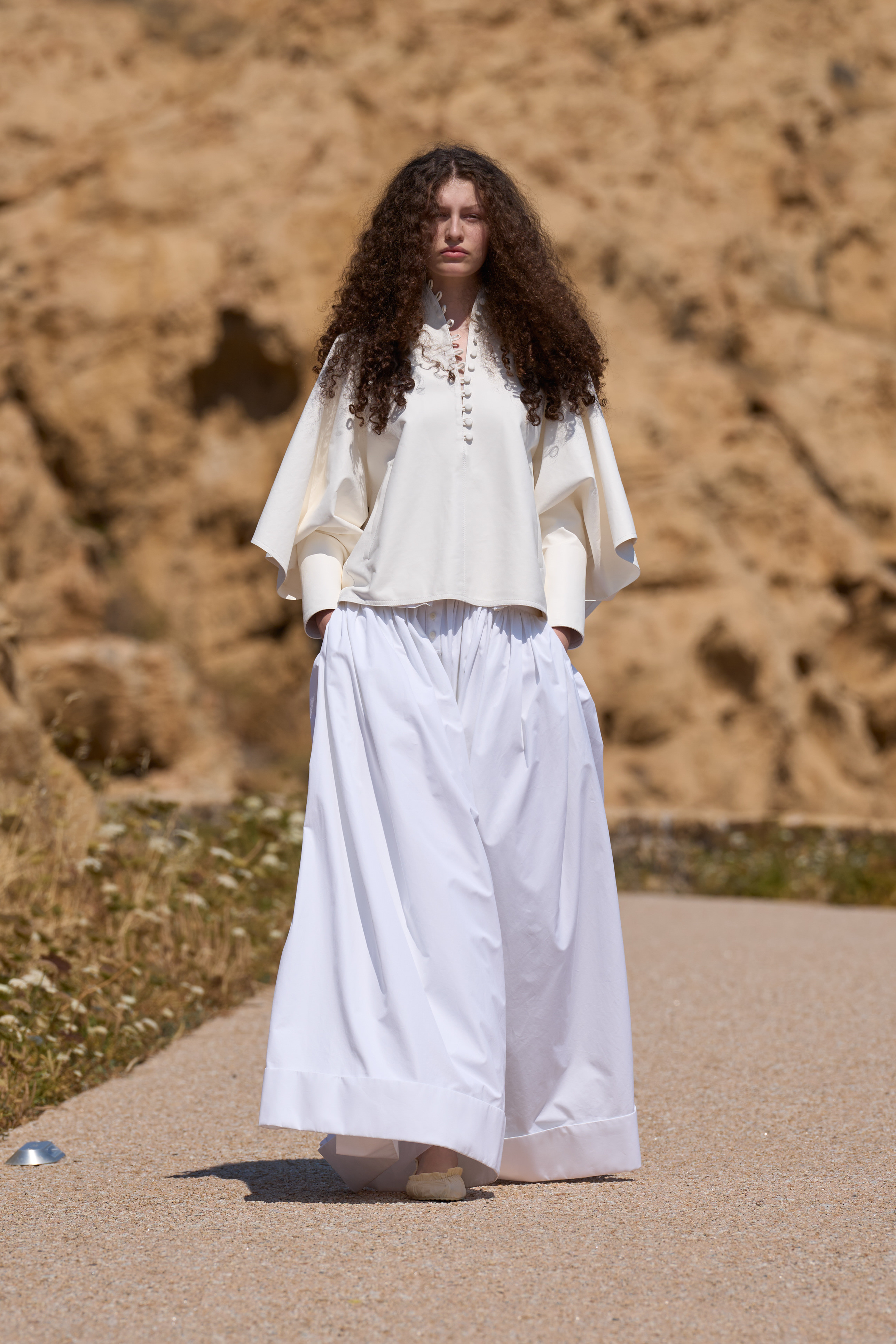 La nepobaby a la que oculta (y delata) su melena: Athena Accorsi clausura el desfile de Jacquemus y renueva la herencia noventera de Laetitia Casta, su madre