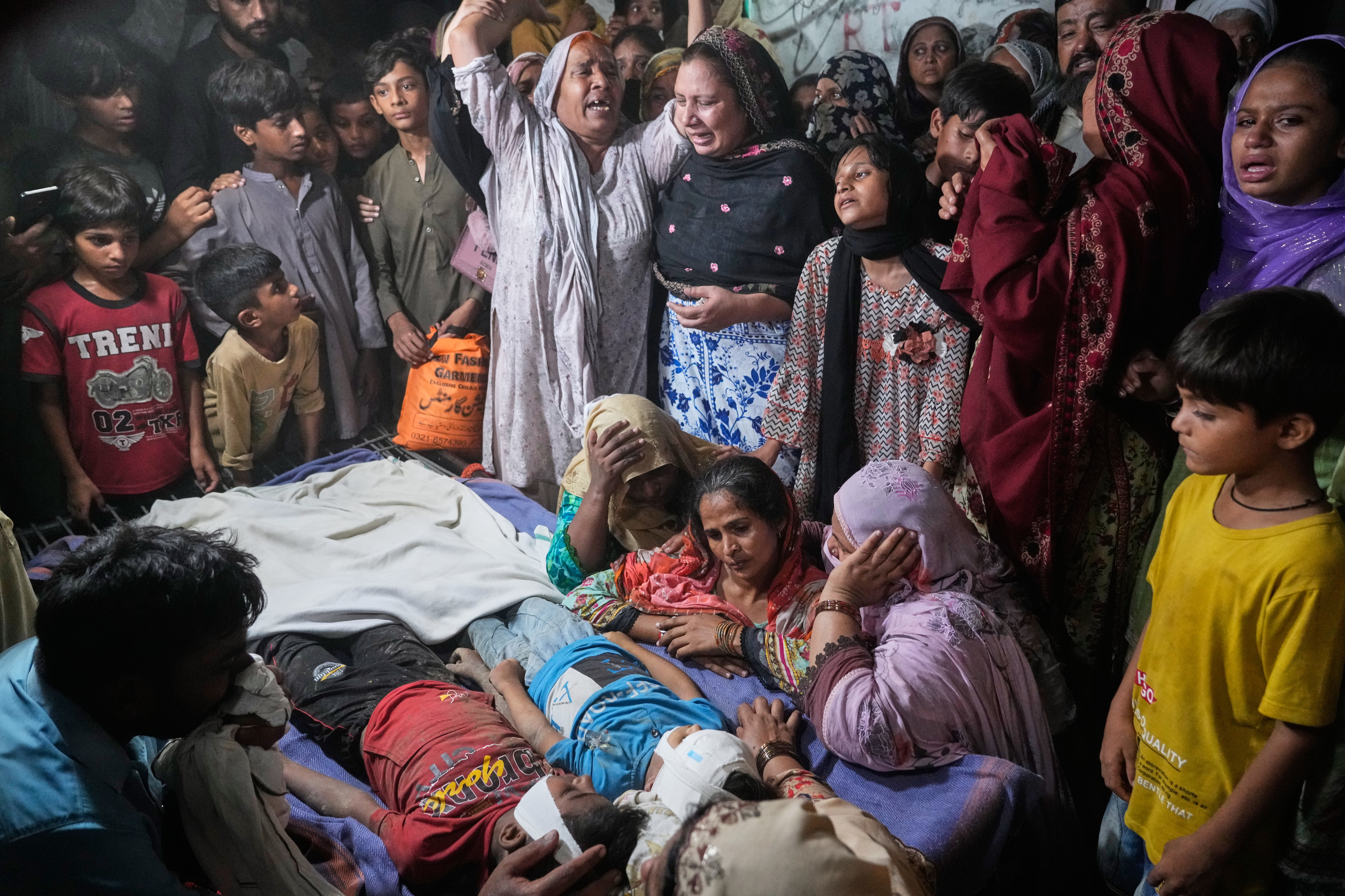 Mueren 14 niños y otros ocho resultan heridos en Pakistán tras derrumbarse el techo de su escuela