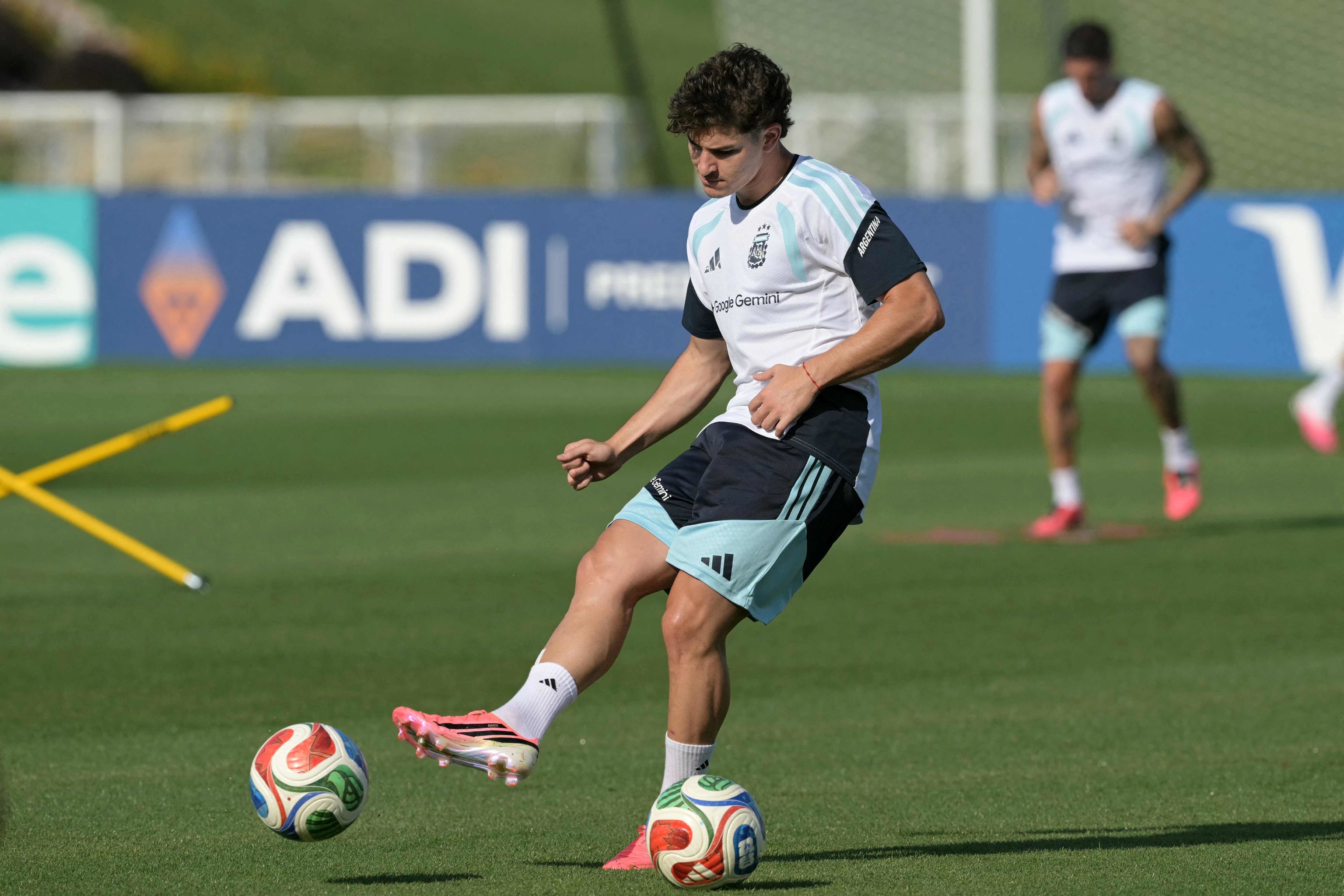El Atlético denuncia al Barça ante la FIFA y la RFEF por el "acoso" respecto a Julián Álvarez