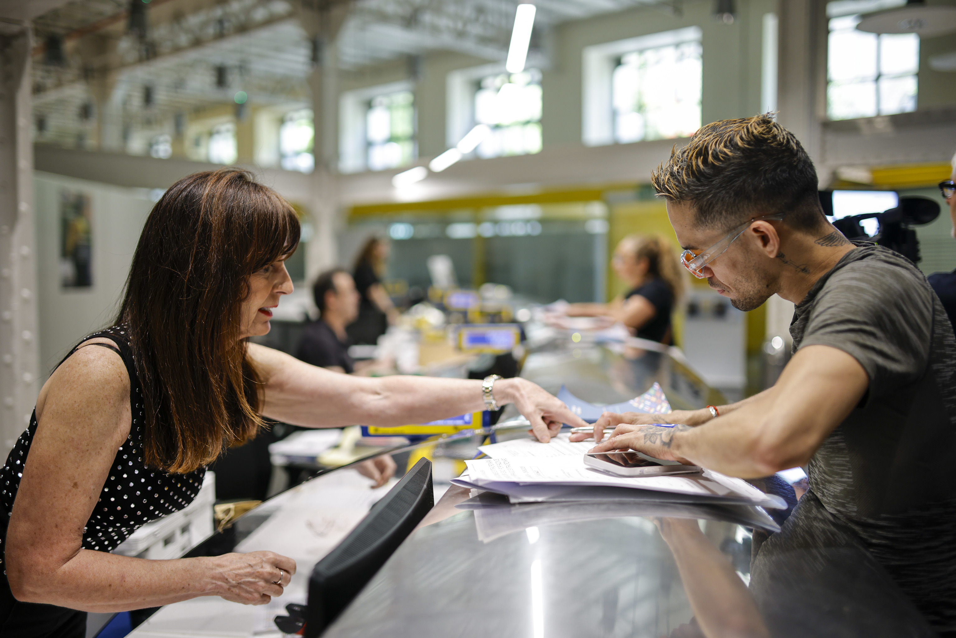 El Gobierno pide voluntarios para gestionar las solicitudes de regularización: fuera del horario laboral y a 10 euros por expediente