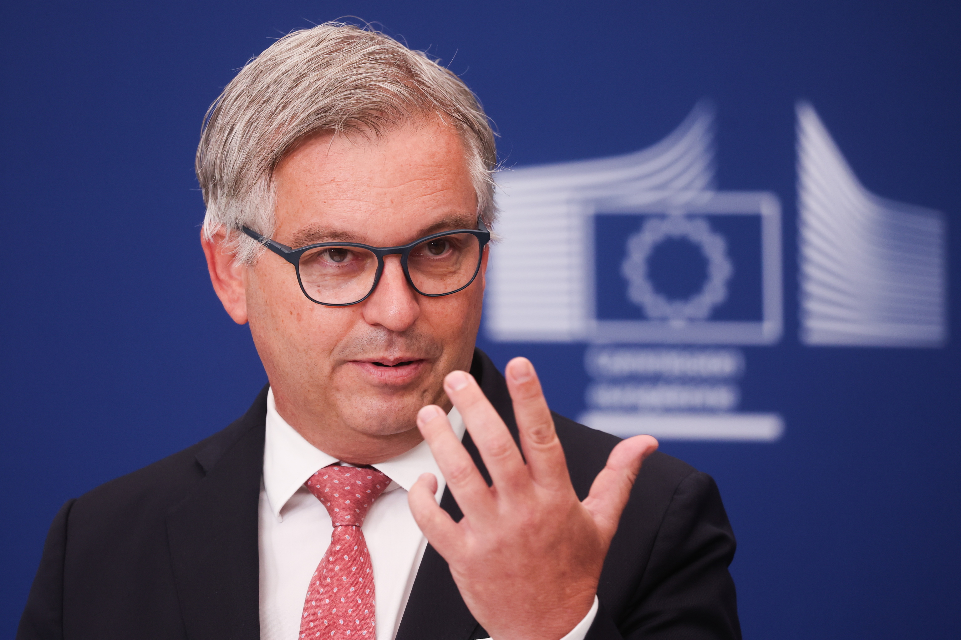 El comisario de Migración de la UE avala "rechazar procesos unilaterales de regularización" como el de Sánchez: "Generan efectos de atracción"