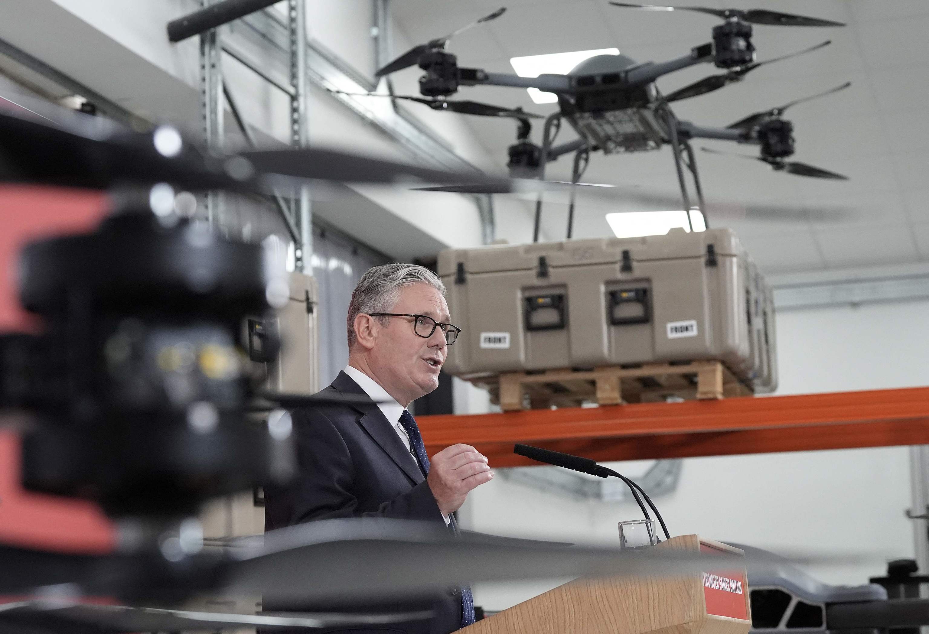 Londres hace de la necesidad presupuestaria una virtud y planea su rearme acercándose al modelo ucraniano de drones e IA