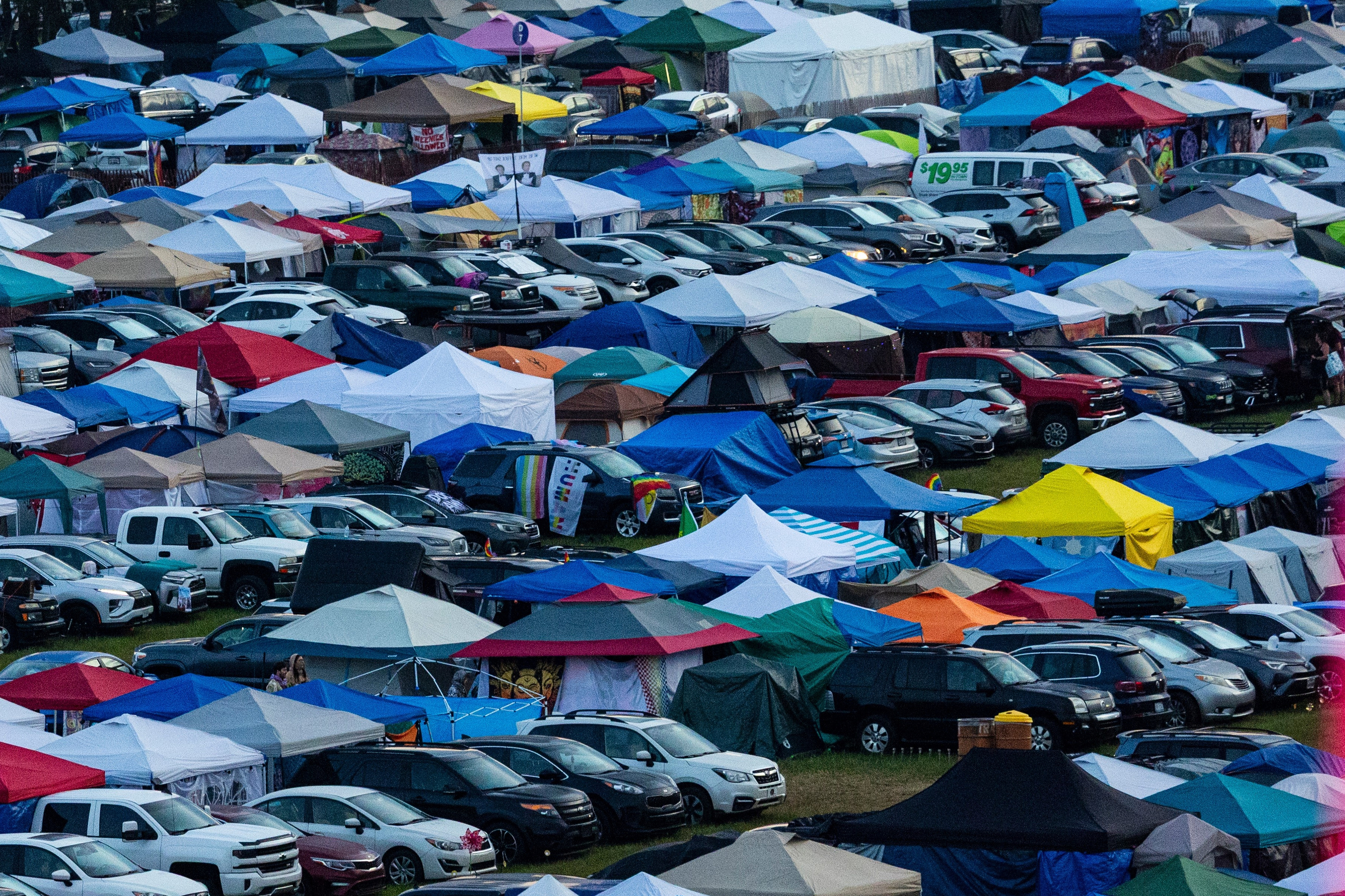 Hallan un bebé muerto en un baño portátil de un festival de música en Michigan