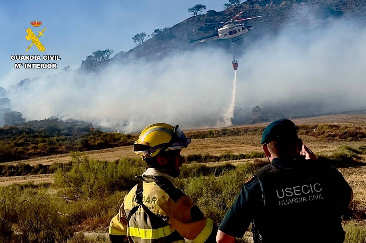 Movilizan a la UME para combatir el incendio de Leciñena (Zaragoza), que ha arrasado ya 2.200 hectáreas