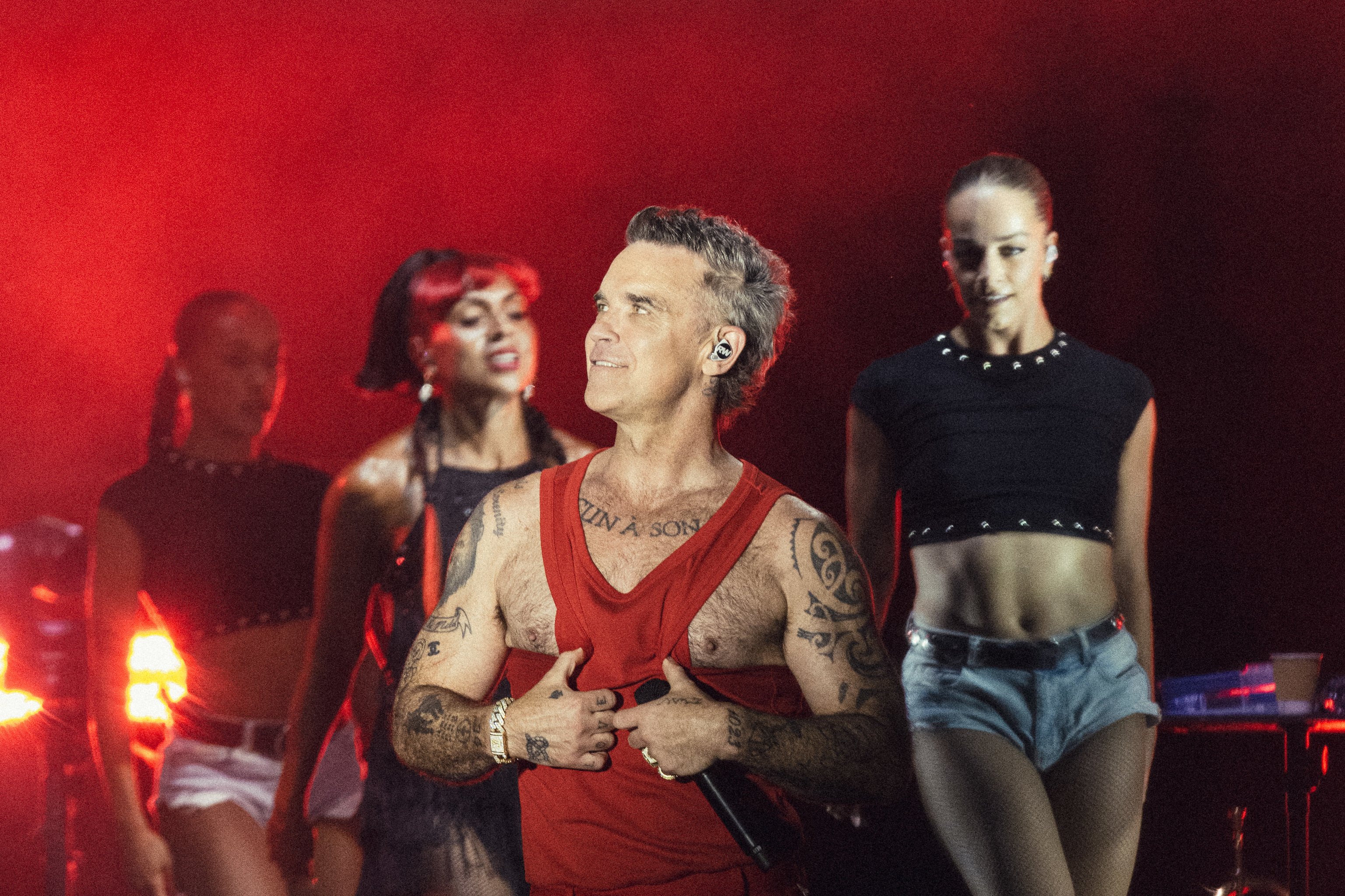 Robbie Williams se corona con un espectáculo total de grandes éxitos suyos y prestados