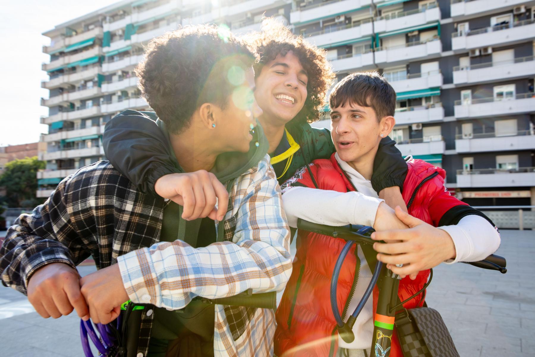 Hermanos: Cine de barrio con las manos sucias (****)