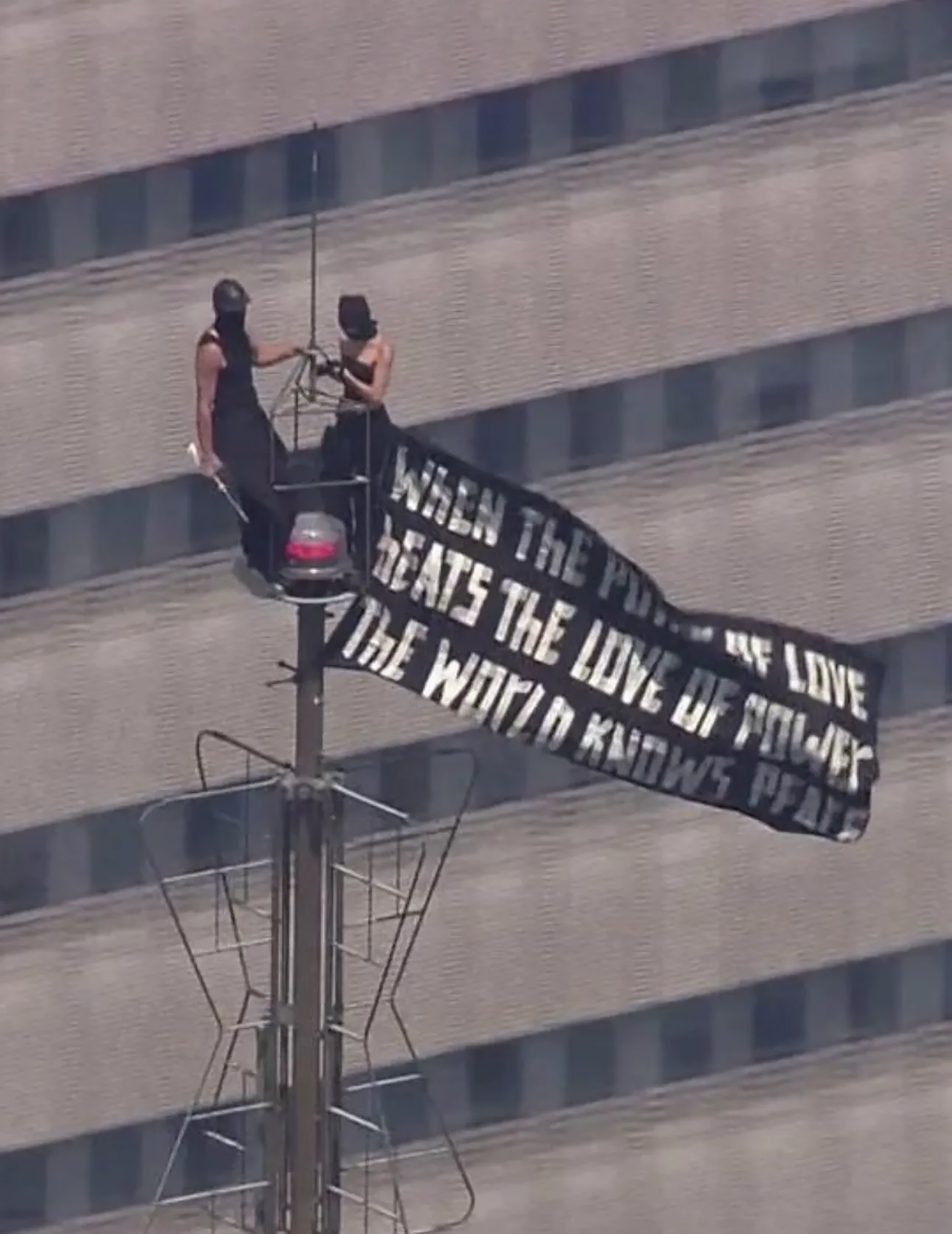 Detenidas dos personas por colgar una pancarta sobre 'el poder del amor' en la antena del Empire State en Nueva York