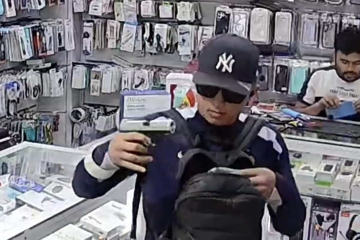 Atraco a punta de pistola en una tienda de móviles de Lucero: se lleva un botín de 7.500 euros tras atar al dependiente