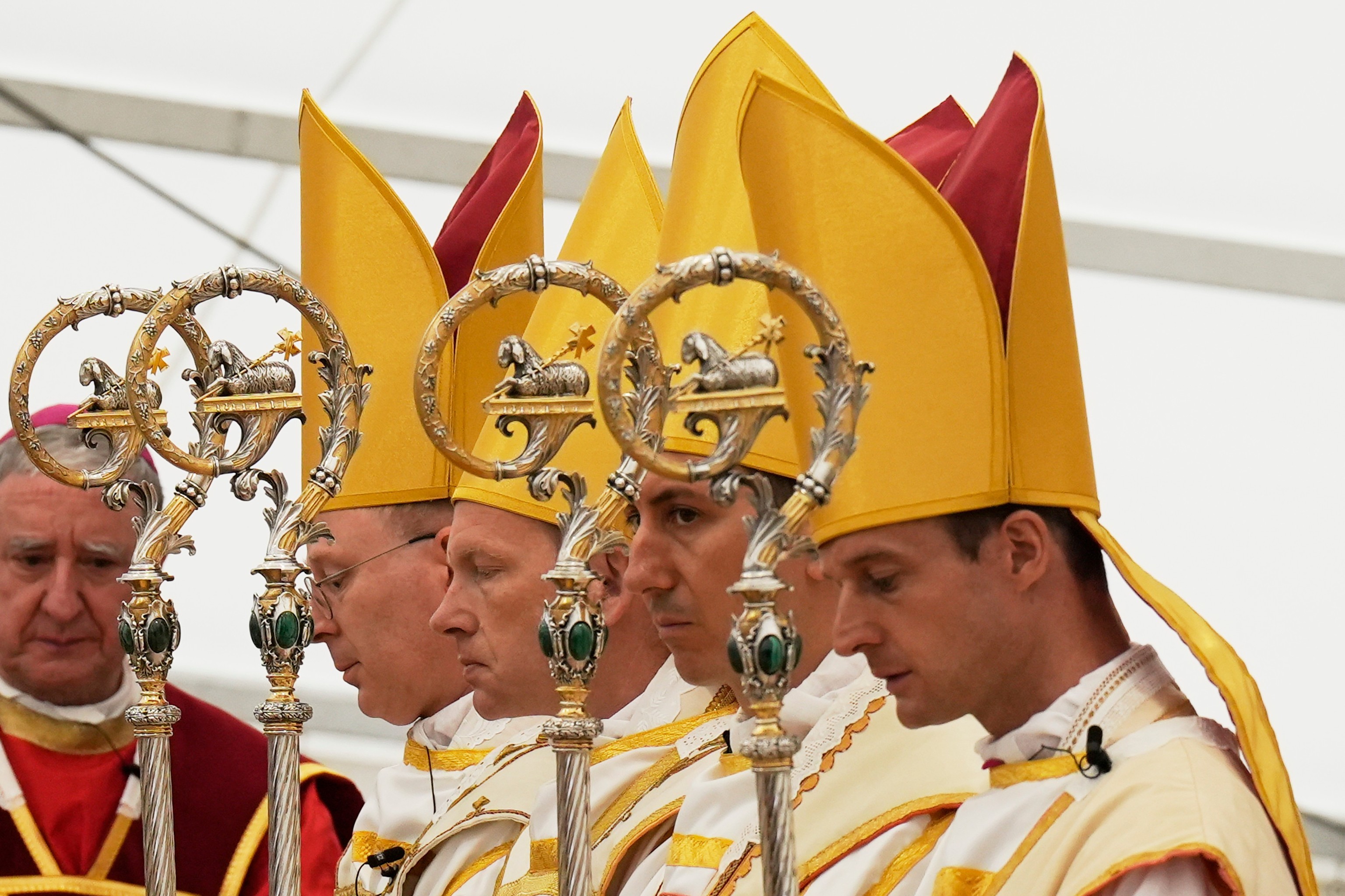 El Vaticano confirma la excomunión de los nuevos obispos lefebvrianos y de sus consagrantes, entre ellos el español Alfonso de Galarreta
