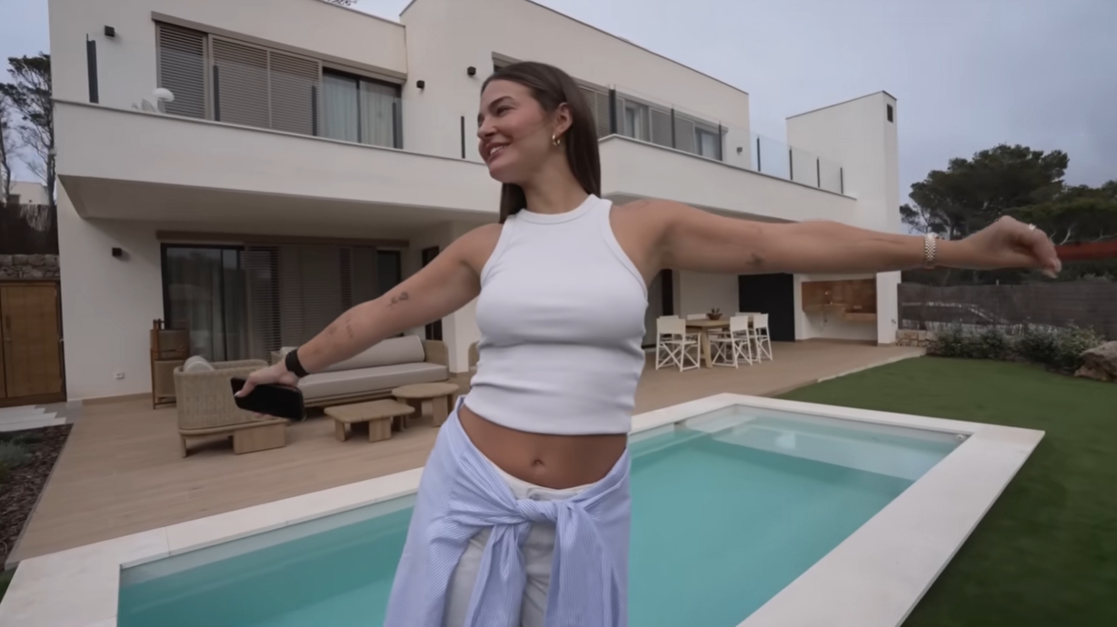 Laura Escanes ya está en Menorca para empezar sus vacaciones: así es el espectacular chalet de dos plantas que acaba de estrenar