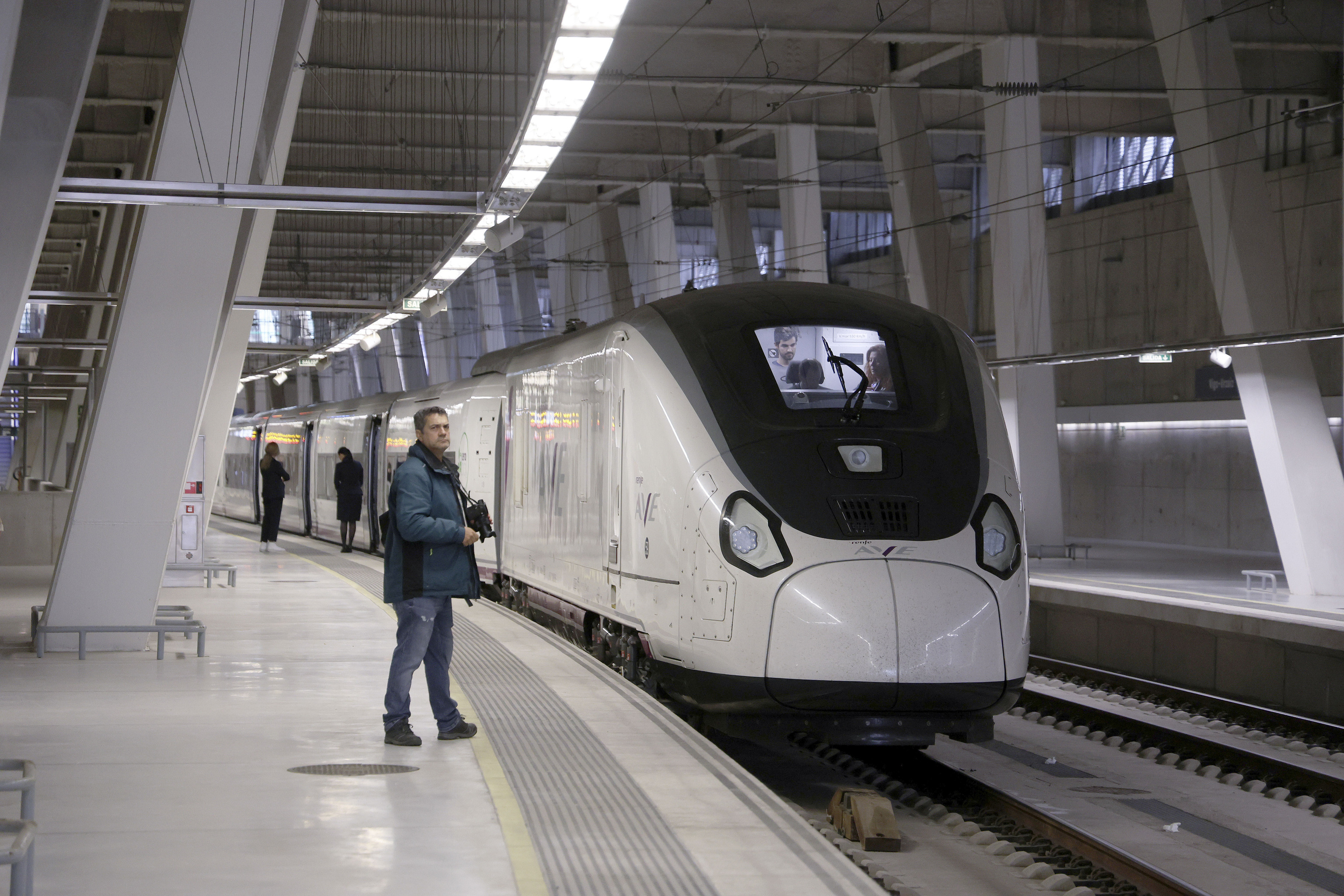 Una incidencia en la catenaria interrumpe la circulación ferroviaria en la línea Madrid-Galicia
