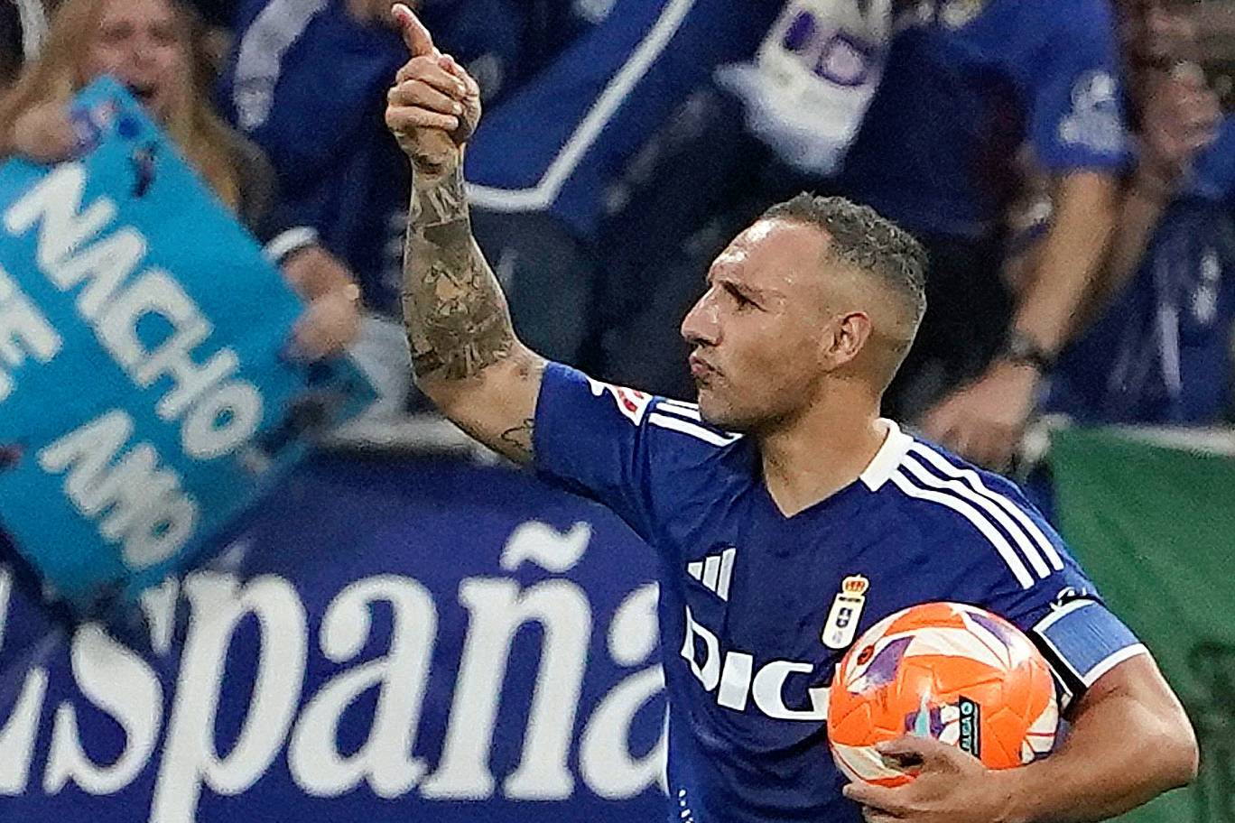 Santi Cazorla anuncia su retirada con 41 años: "Cuando las botas se cuelgan y el ruido se convierte en silencio, todo encaja"