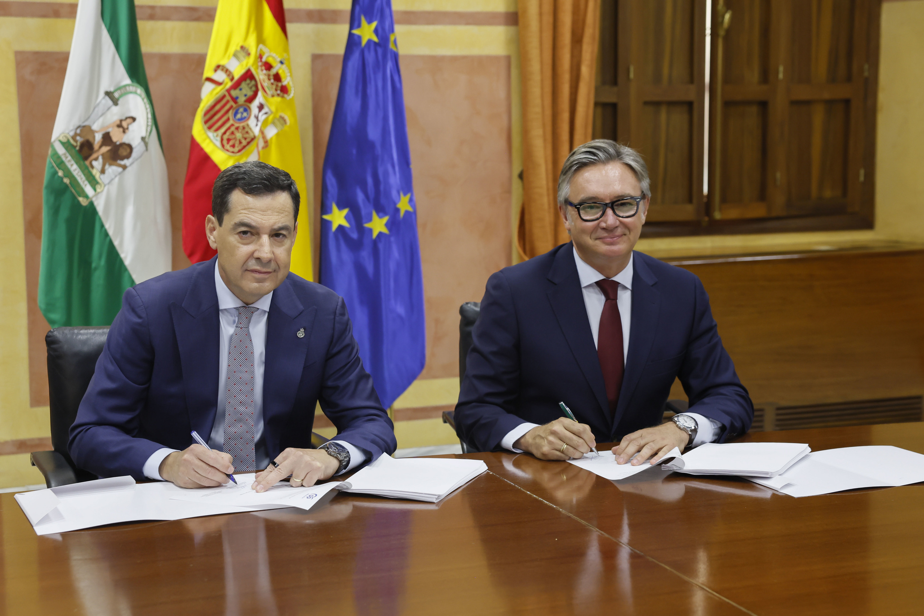 El acuerdo PP-Vox en Andalucía: Moreno se compromete a que la nacionalidad no sea criterio de exclusión