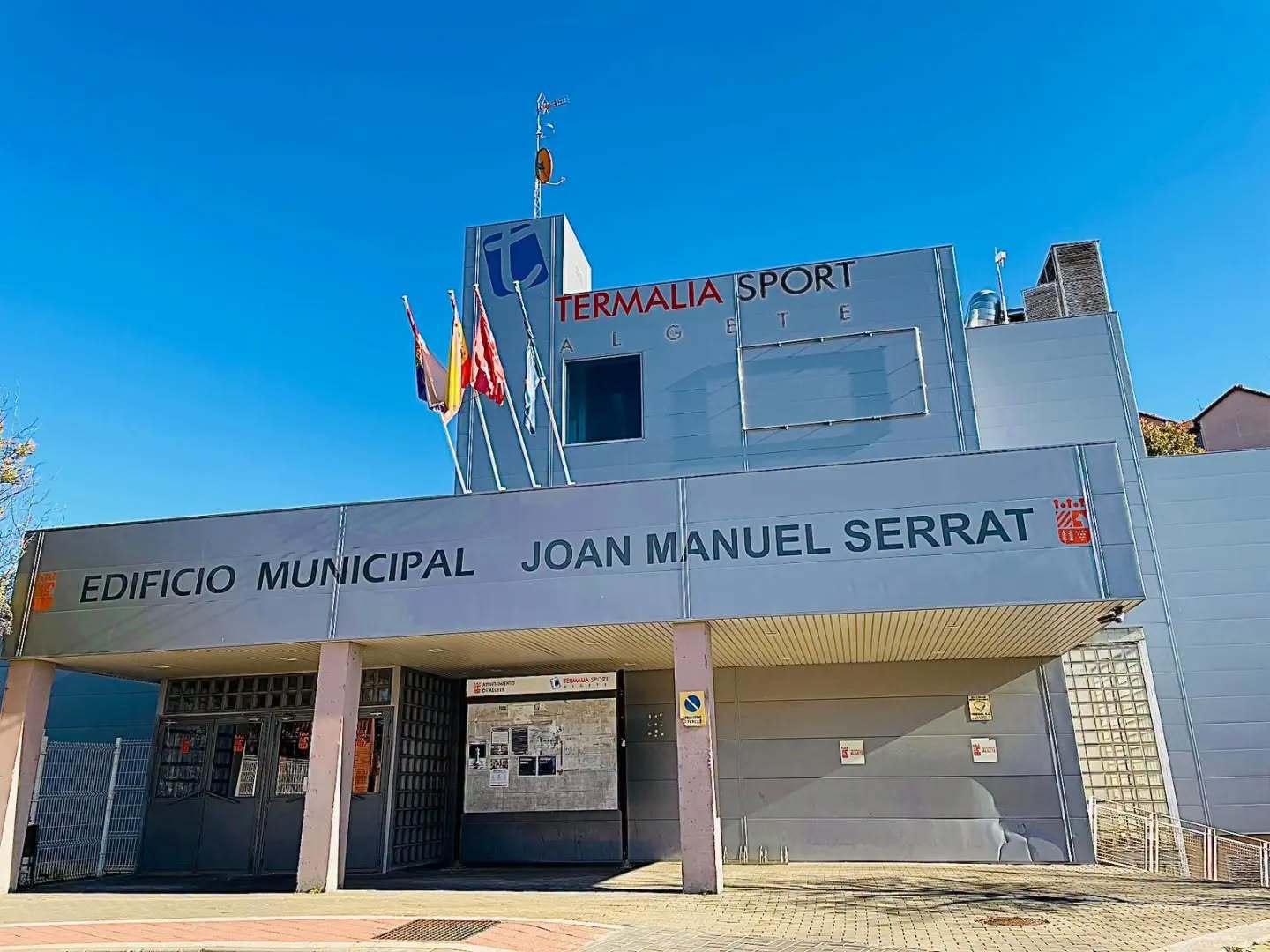 Del homenaje al fiasco en Algete: Epifanio rechaza que el auditorio Joan Manuel Serrat lleve su nombre tras la polémica El Ayuntamiento quiso eliminar el nombre del cantante catalán para poner en su lugar el de este vecino, de 90 años, compositor y profesor de música Leer