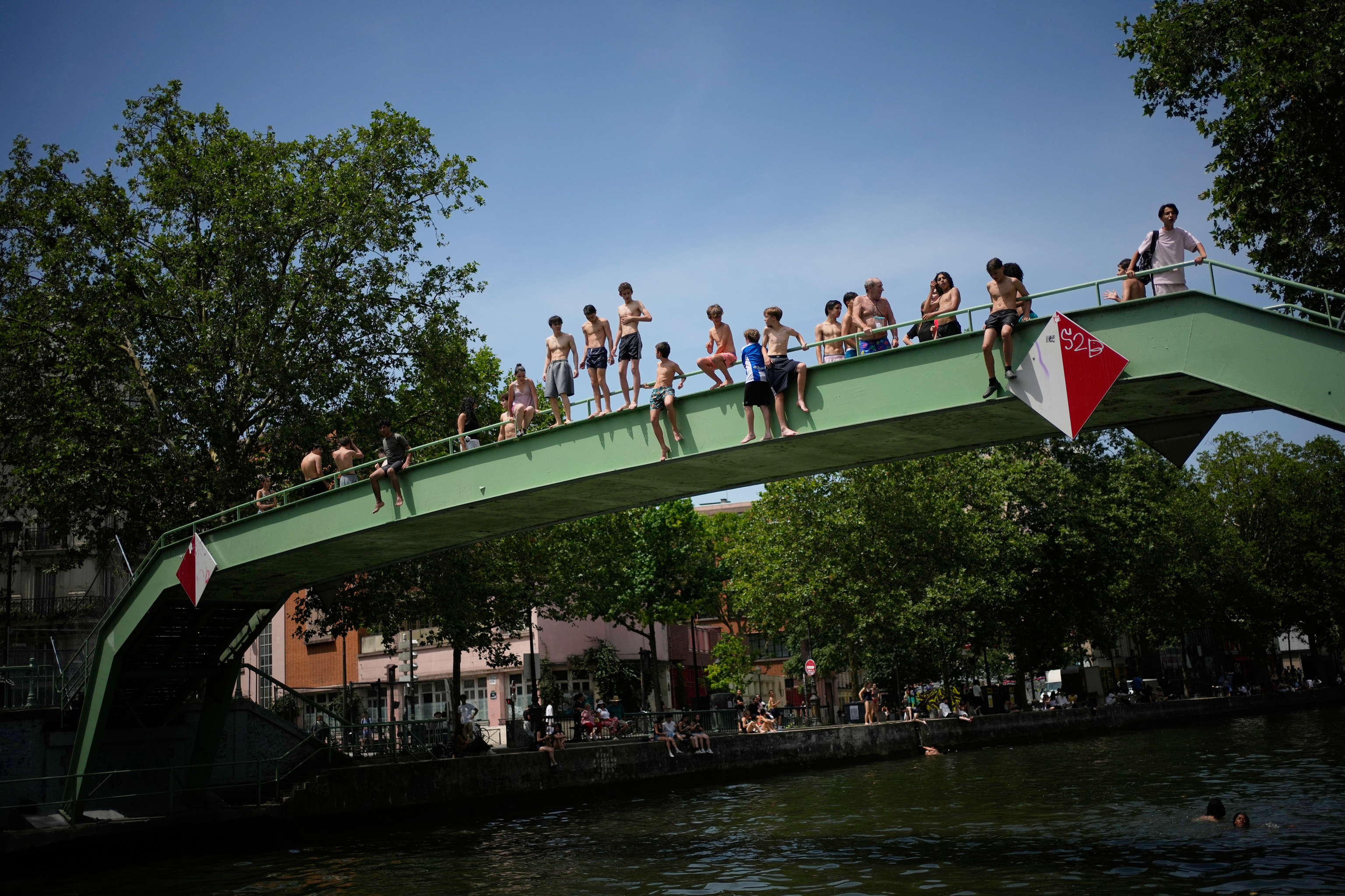 Desmadre en el Canal de Saint-Martin de París por la ola de calor: "Nos sentimos totalmente desbordados", denuncian los socorristas