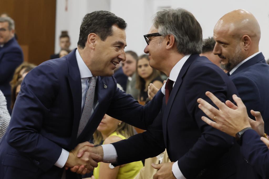 Moreno defiende el acuerdo con Vox que incluye la prioridad nacional: "Es mentira que se vaya a dejar a migrantes sin sanidad o a los niños se los vaya a desescolarizar"