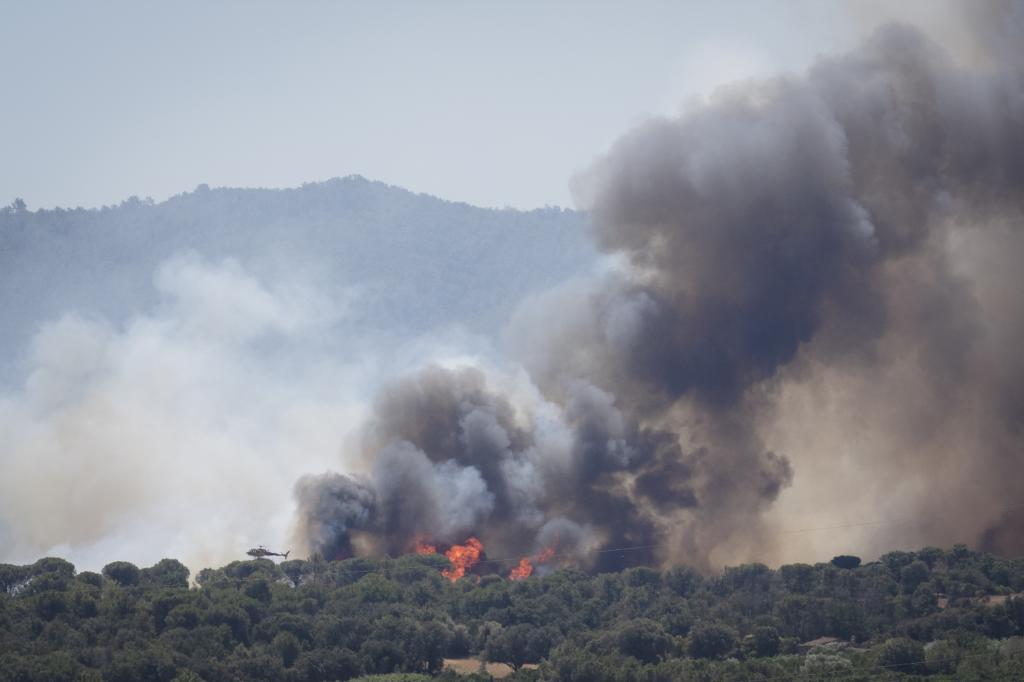 Sin control el incendio iniciado en La Bisbal d'Empordà que ha obligado a confinar a los vecinos de varias poblaciones gerundenses