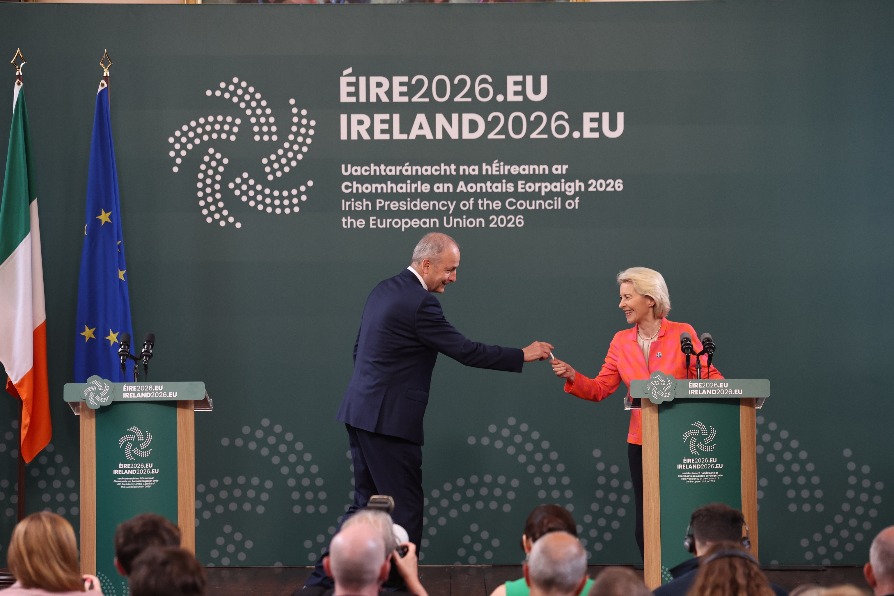 Von der Leyen presiona ya para aprobar nuevos impuestos y evitar el 'hachazo' de Alemania al presupuesto de la UE: "Al año necesitamos 66.000 millones"