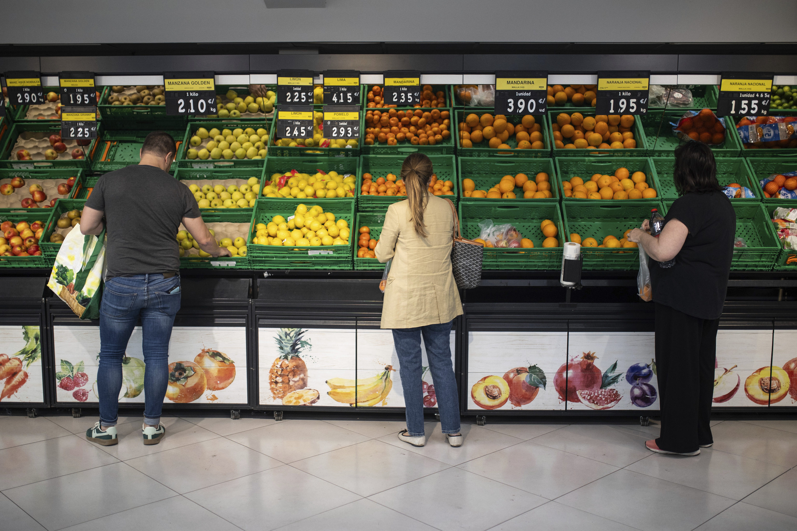 La "hipersensibilidad" al precio por la incertidumbre impulsa la cuota de mercado de Lidl, Dia y Aldi