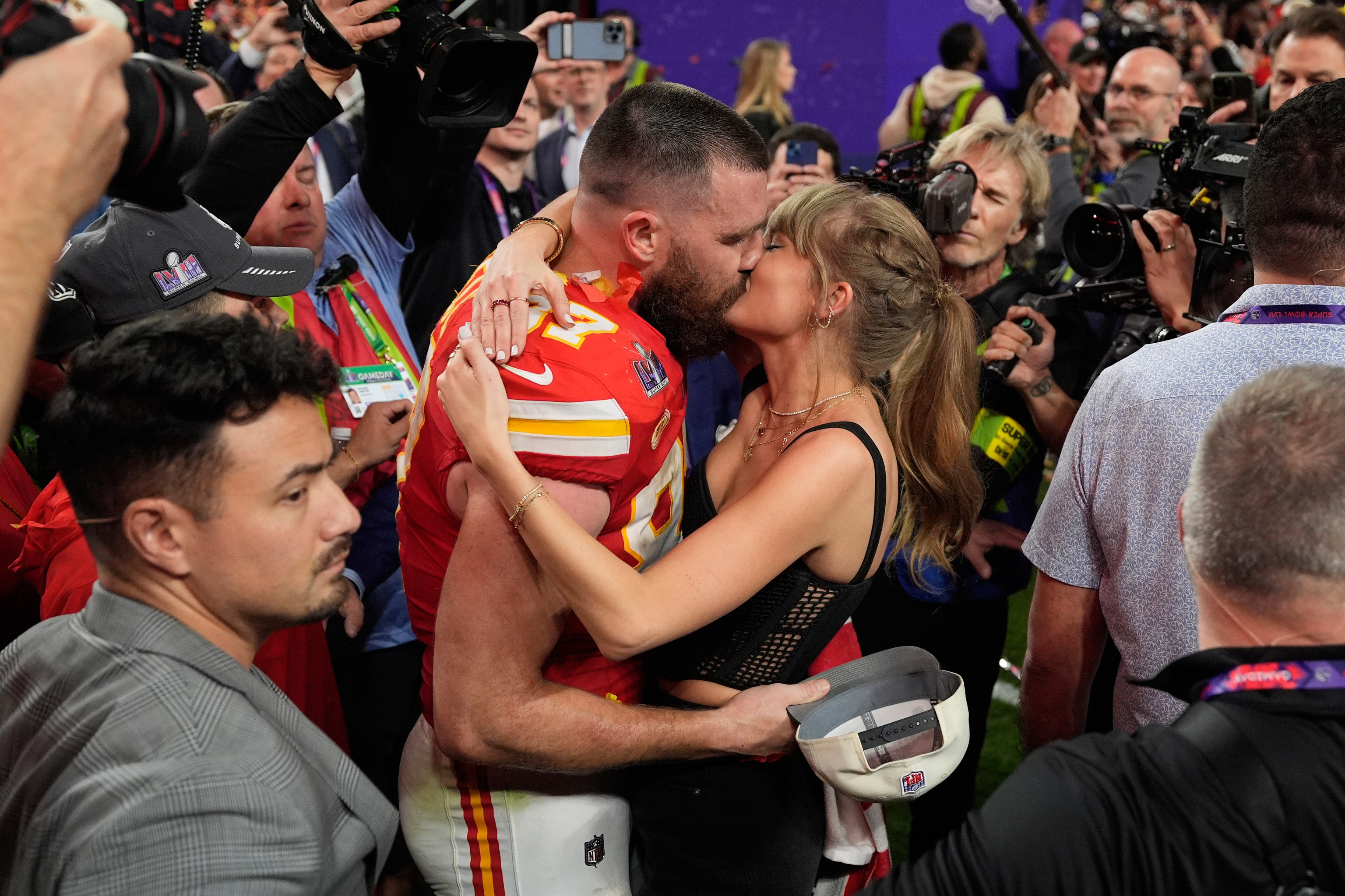En el Madison Square Garden, rodeados de 1.000 amigos, familiares y famosos: Taylor Swift y Travis Kelce se dan el "sí, quiero"