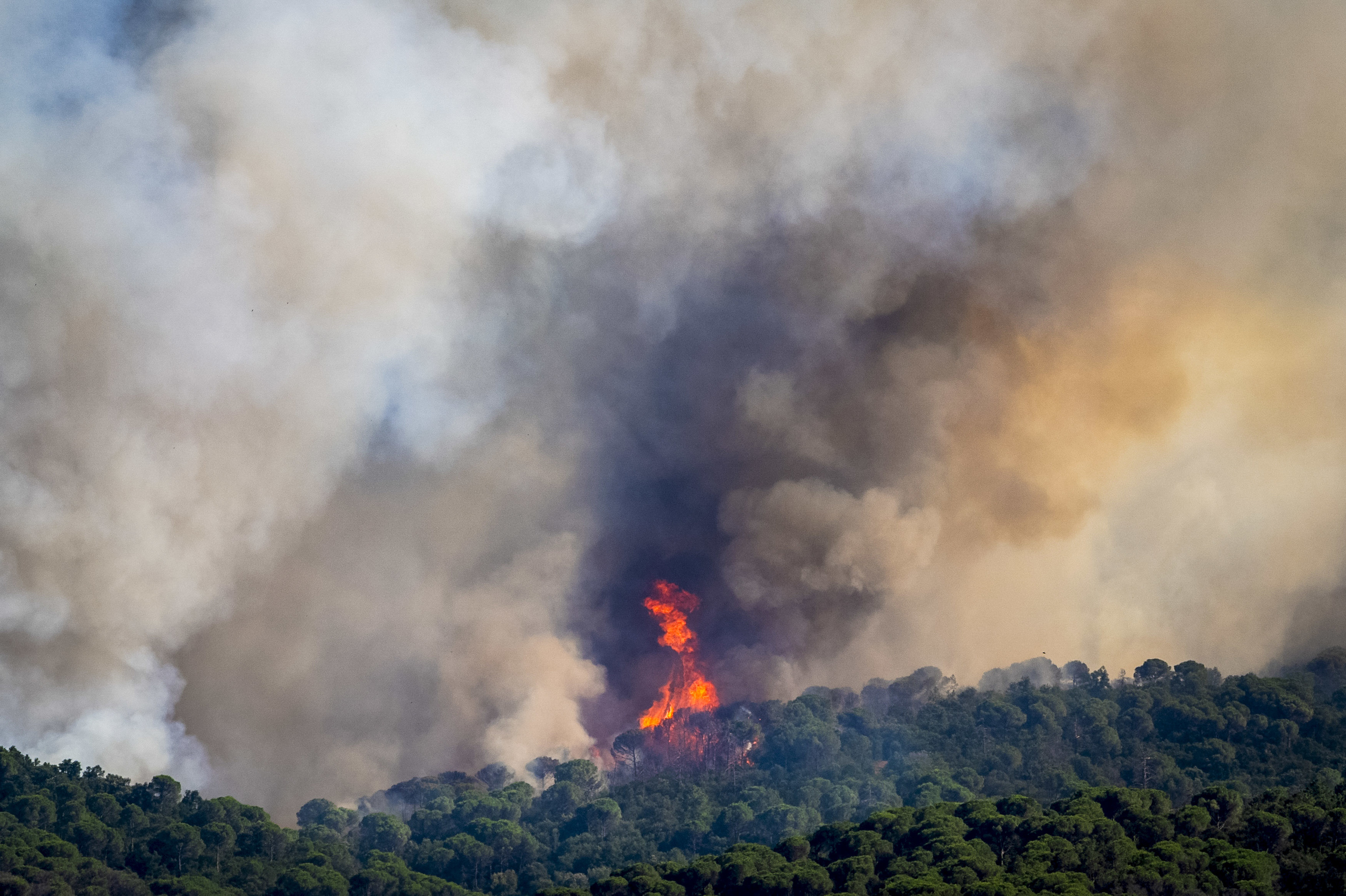 El incendio originado en La Bisbal d'Empordà (Girona) quema una casa en una urbanización de Calonge y alcanza una masía sin heridos