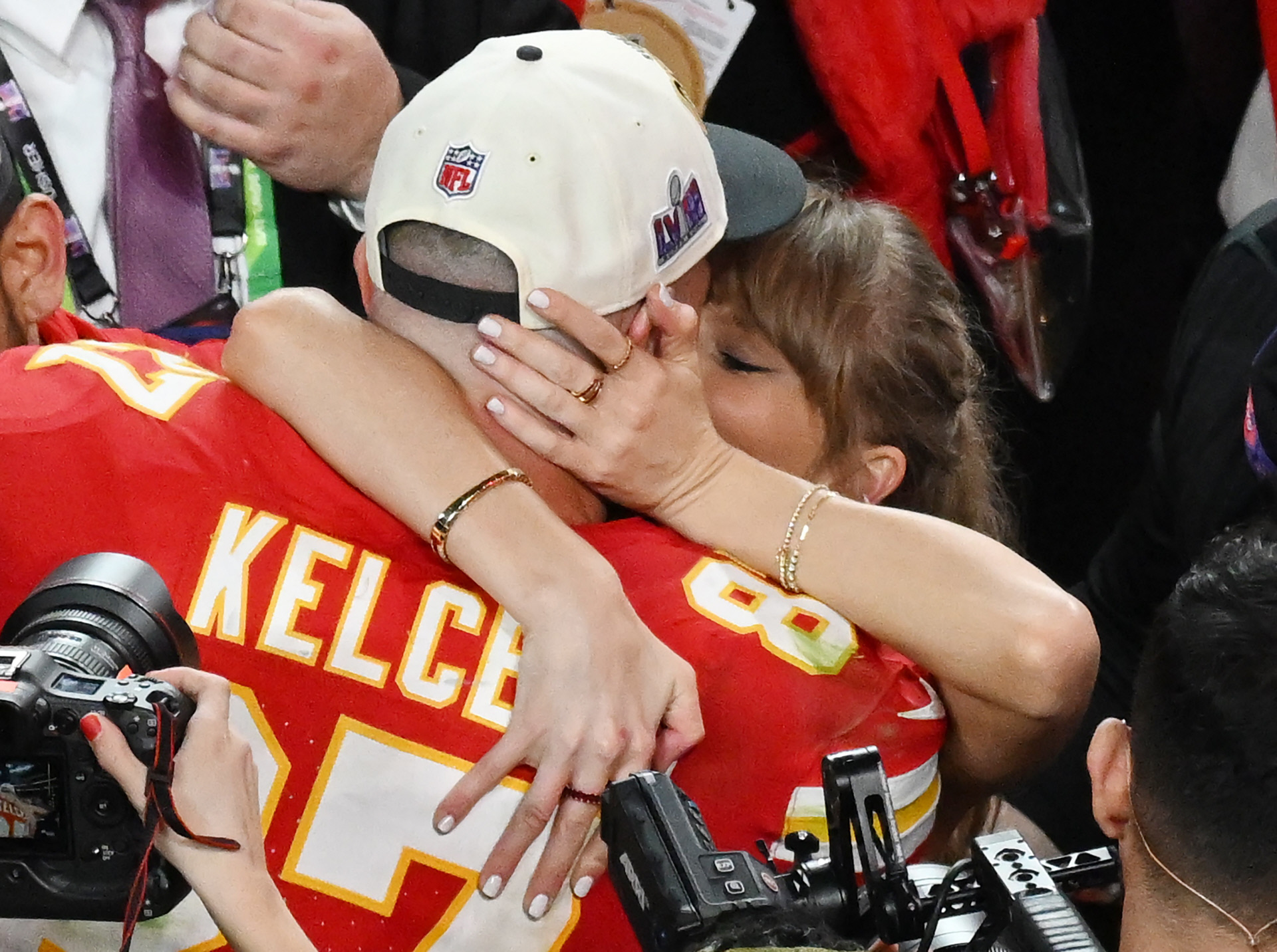 Con Adam Sandler como maestro de ceremonias, vestidos de Dior y con más de 1.000 invitados en el Madison Square Garden: así ha sido la boda de Taylor Swift y Travis Kelce