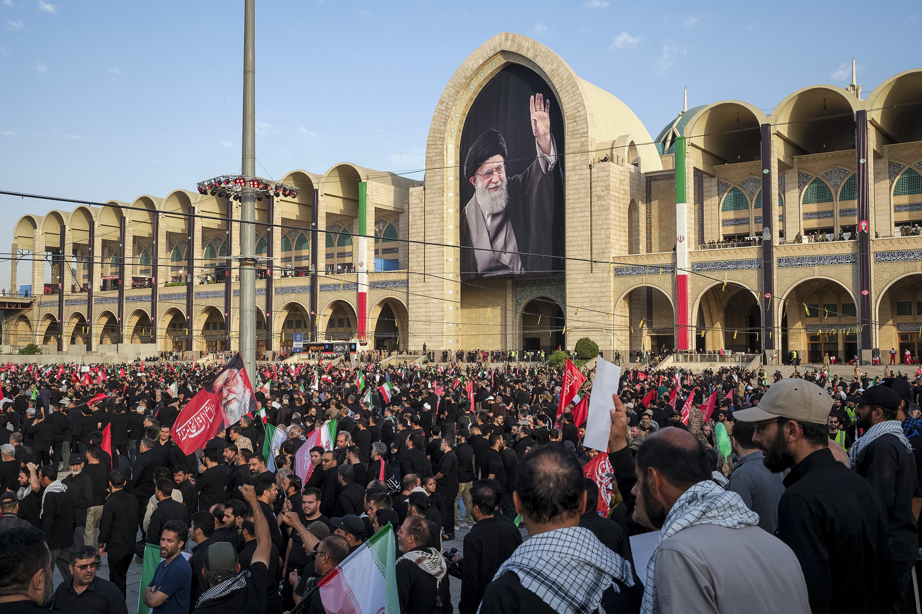 Irán convierte el funeral de Jamenei en un desafío a Washington en pleno aniversario de la independencia: "¡Venganza, muerte a EEUU!"