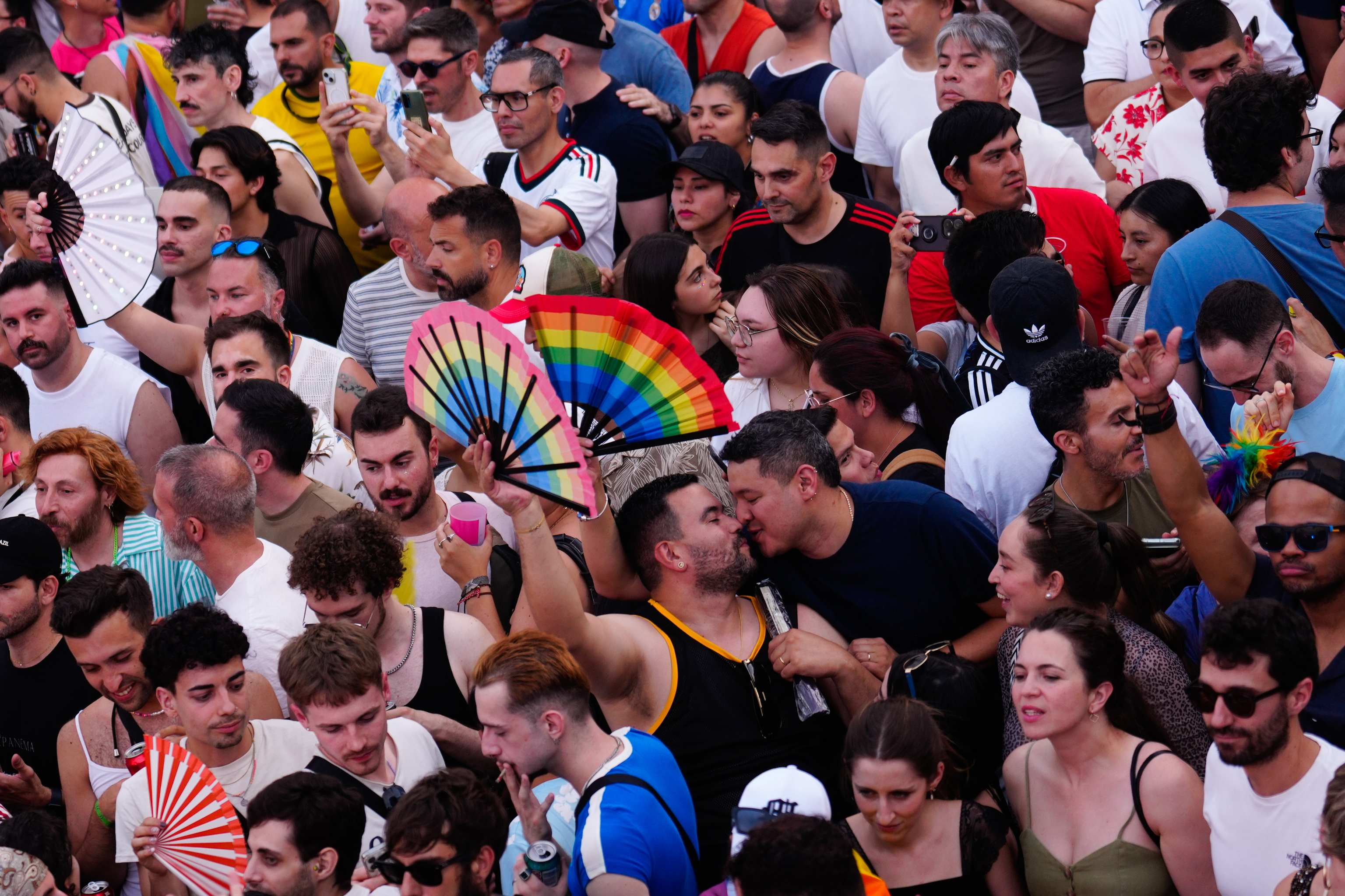 Sudor, color y proclamas en el desfile del Orgullo 2026 de Madrid: "Aquí se celebra ser lo que tú quieras, como Barbie"