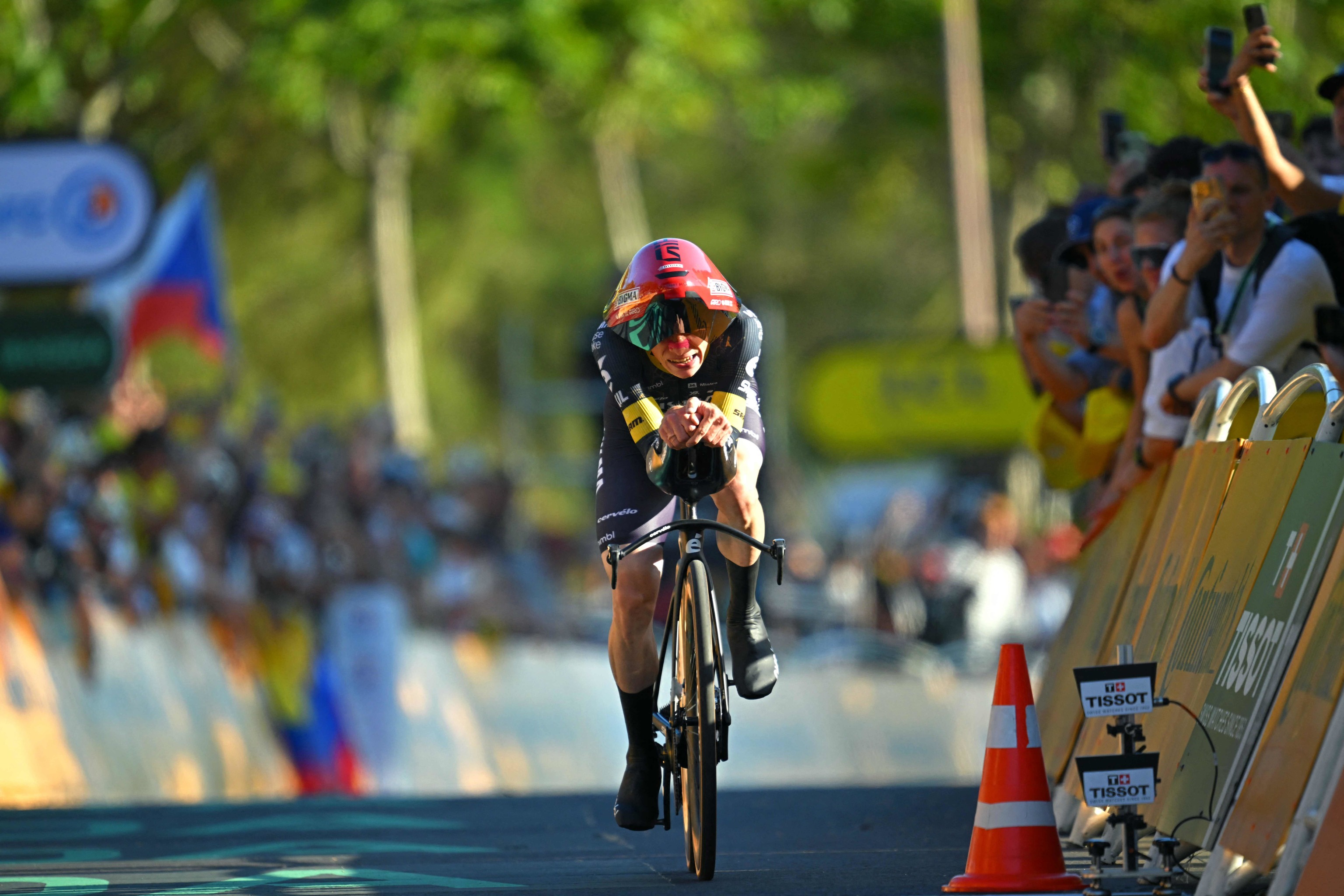 Visma vuela por las calles de Barcelona y Vingegaard es el primer líder del Tour