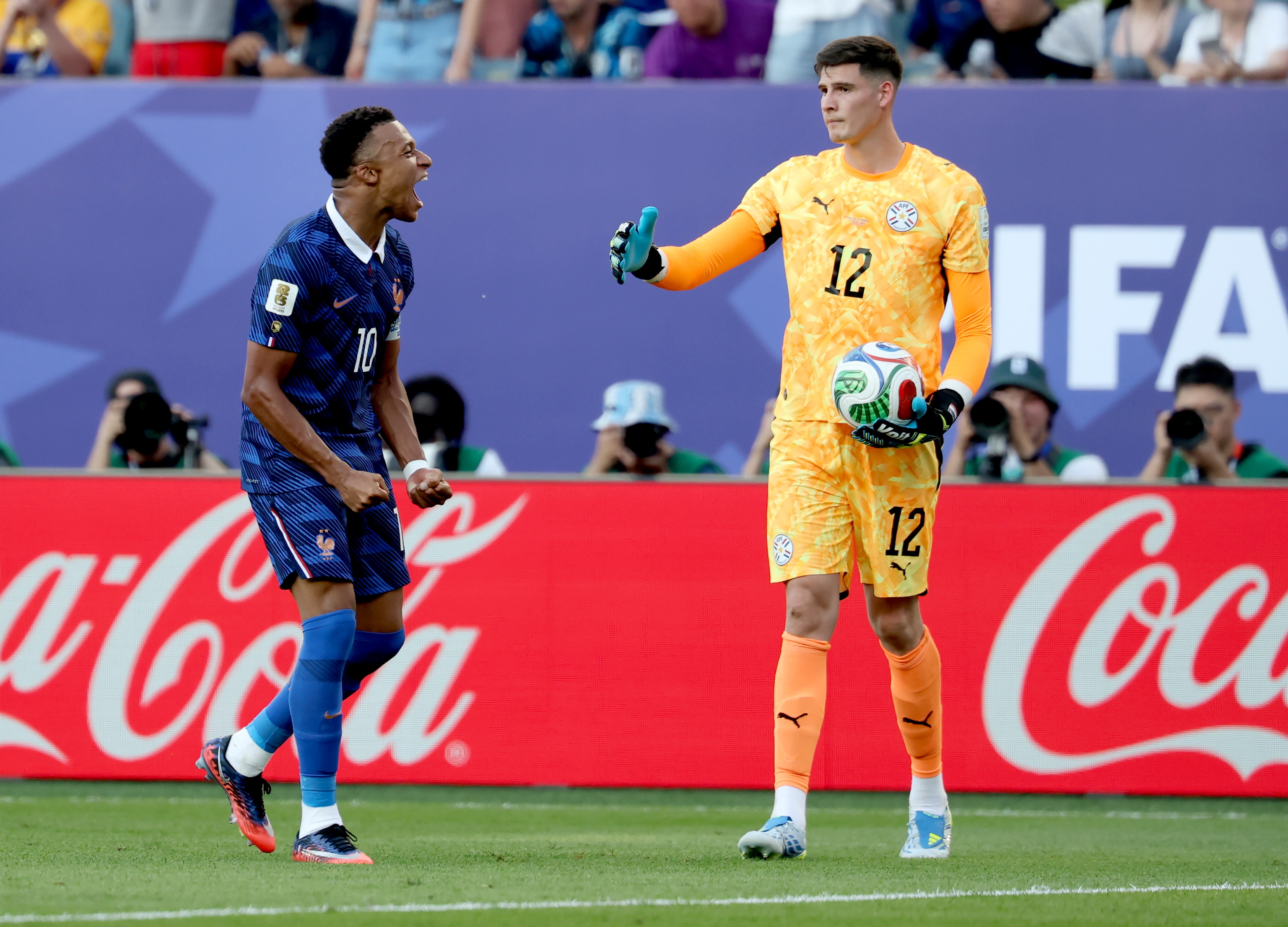 Francia sufre en el barro de Paraguay pero un penalti de Mbappé la lleva a cuartos