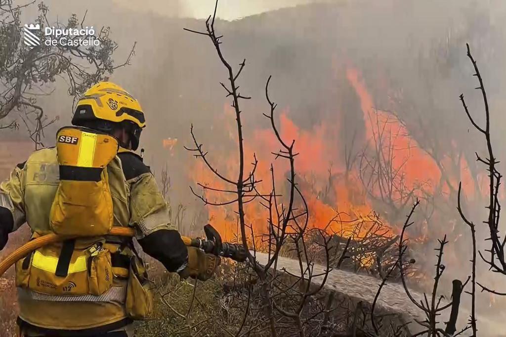 El incendio de Soneja, en Castellón, obliga a desalojar Azuébar y la UME se incorpora a la extinción