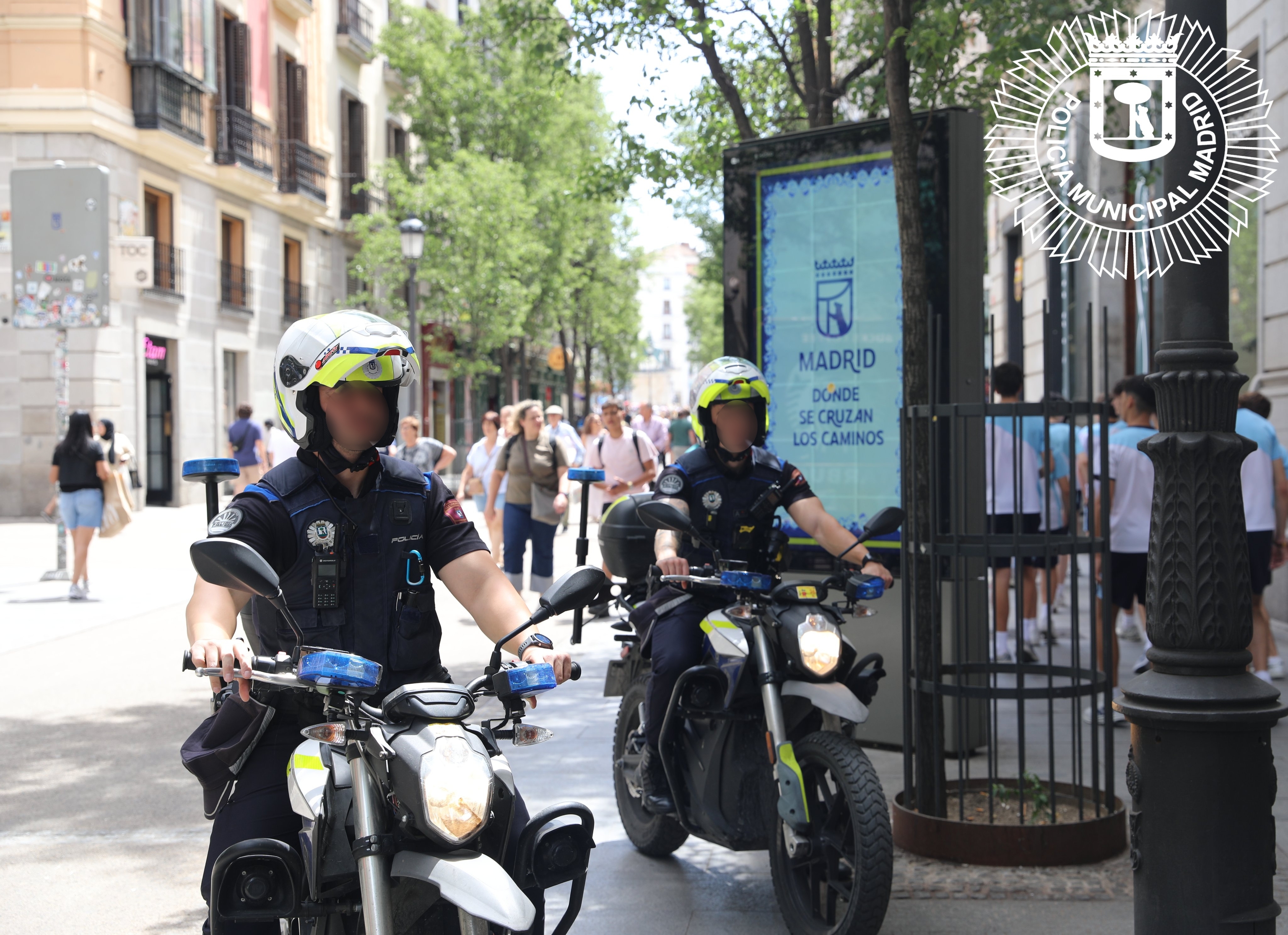 Un Policía Municipal en moto atropella a tres veinteañeras en la Gran Vía durante el Orgullo: una de ellas, en estado grave