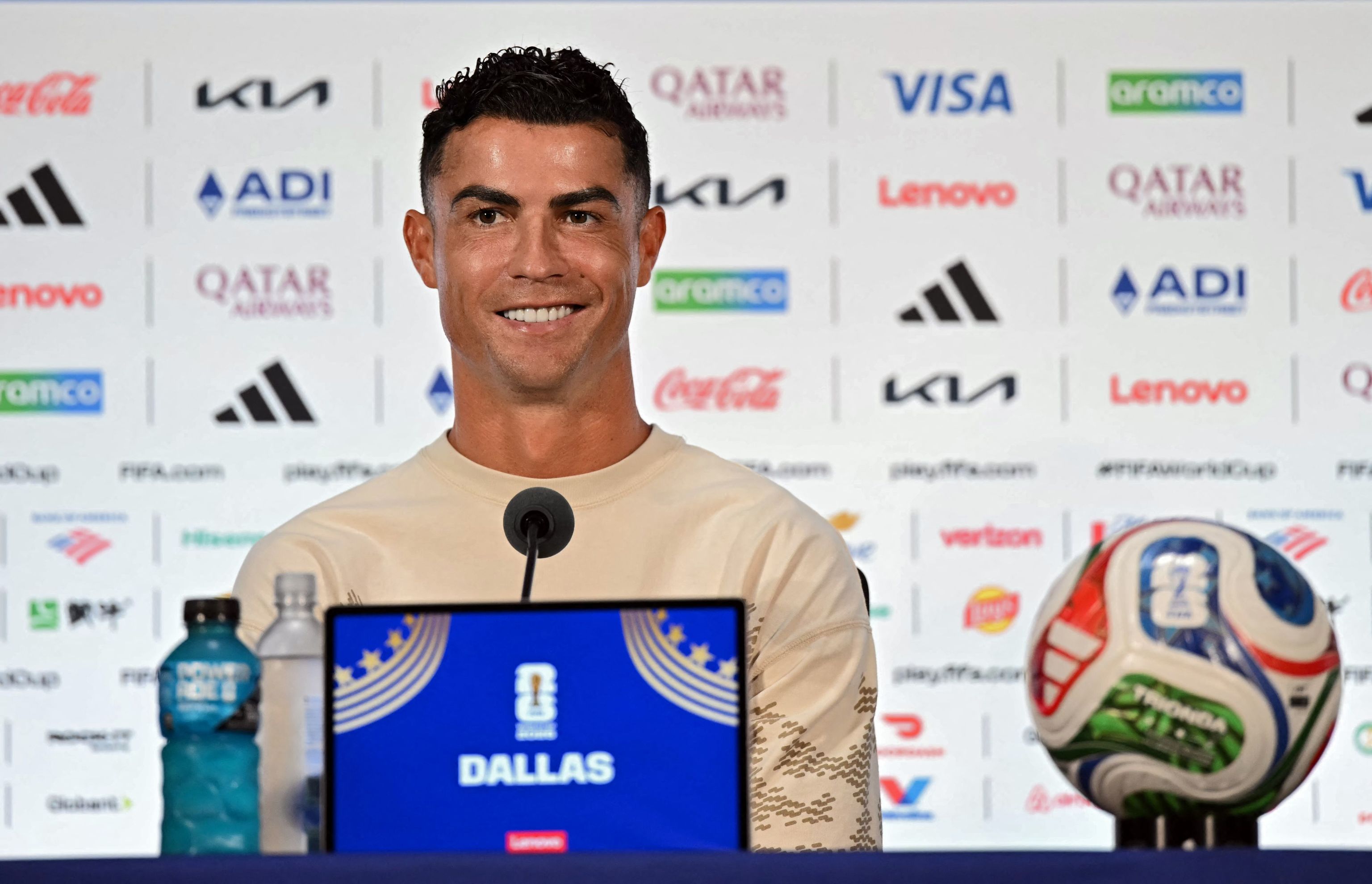 El 'show' de Cristiano en Dallas: "Creo que no lo estoy haciendo tan mal, hice tres goles. Ojalá no sea el último partido, así me podéis matar un poco más"