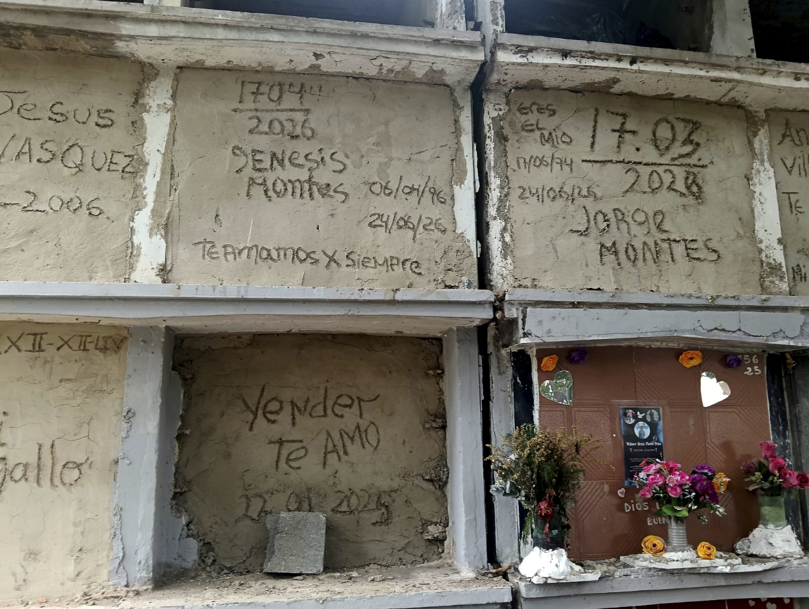 Nichos a 200 dólares para despedir a "mi príncipe": "No han hecho más que ponernos obstáculos. Tampoco nos han dejado velarlo"