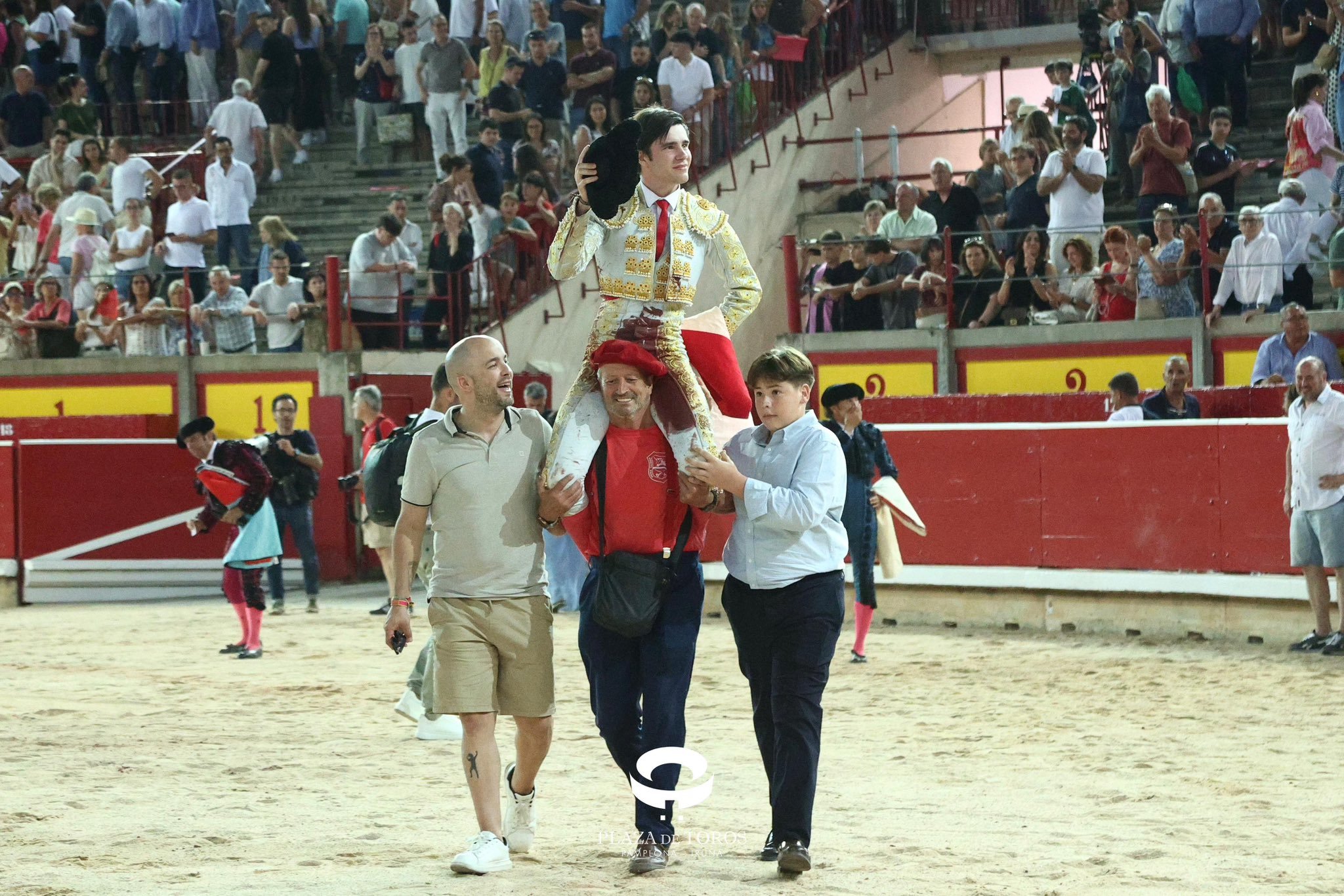 Mario Vilau impacta y triunfa en Pamplona como infalible estoqueador; Álvaro Serrano causa las mejores vibraciones toreras
