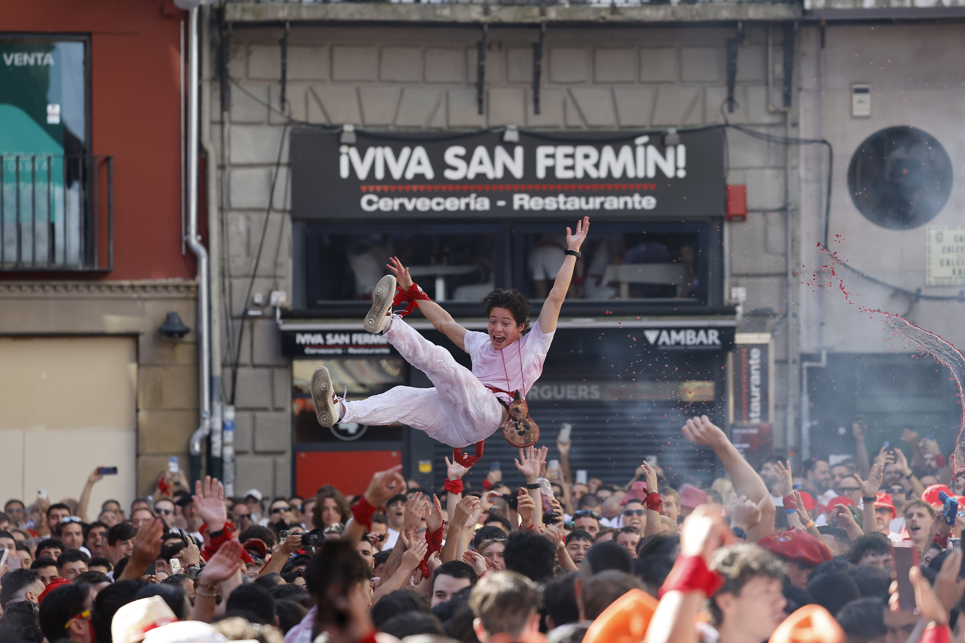 El chupinazo de Urgencias y la excomunión de los toros en plena ola de calor en Pamplona: "¡Viva San Fermín!"