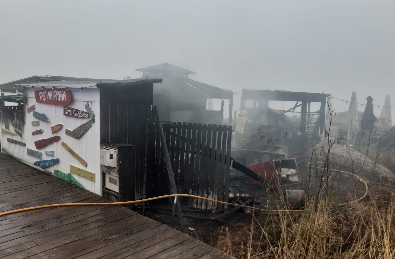 Un incendio arrasa el Pé na Praia, uno de los chiringuitos de referencia de Sanxenxo, en plena temporada alta: "Estamos destrozados"