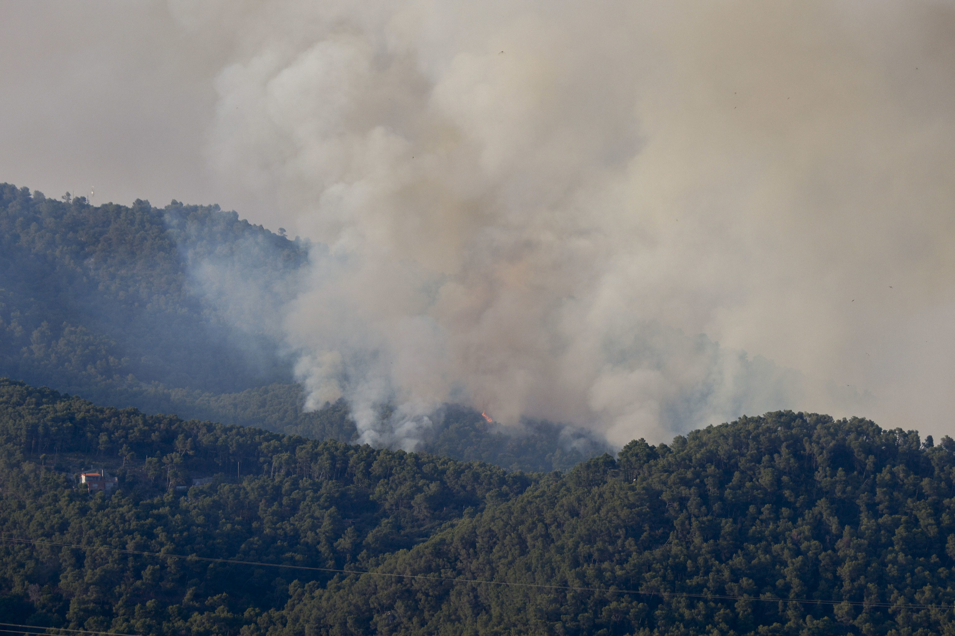 La Generalitat pide ayuda de nuevo a la UME por dos incendios simultáneos en Cataluña que obligan a movilizar a centenares de bomberos y a confinar a unas 40.000 personas