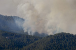 La Generalitat pide ayuda de nuevo a la UME por dos incendios simultáneos en Cataluña que obligan a movilizar a centenares de bomberos y a confinar a unas 40.000 personas