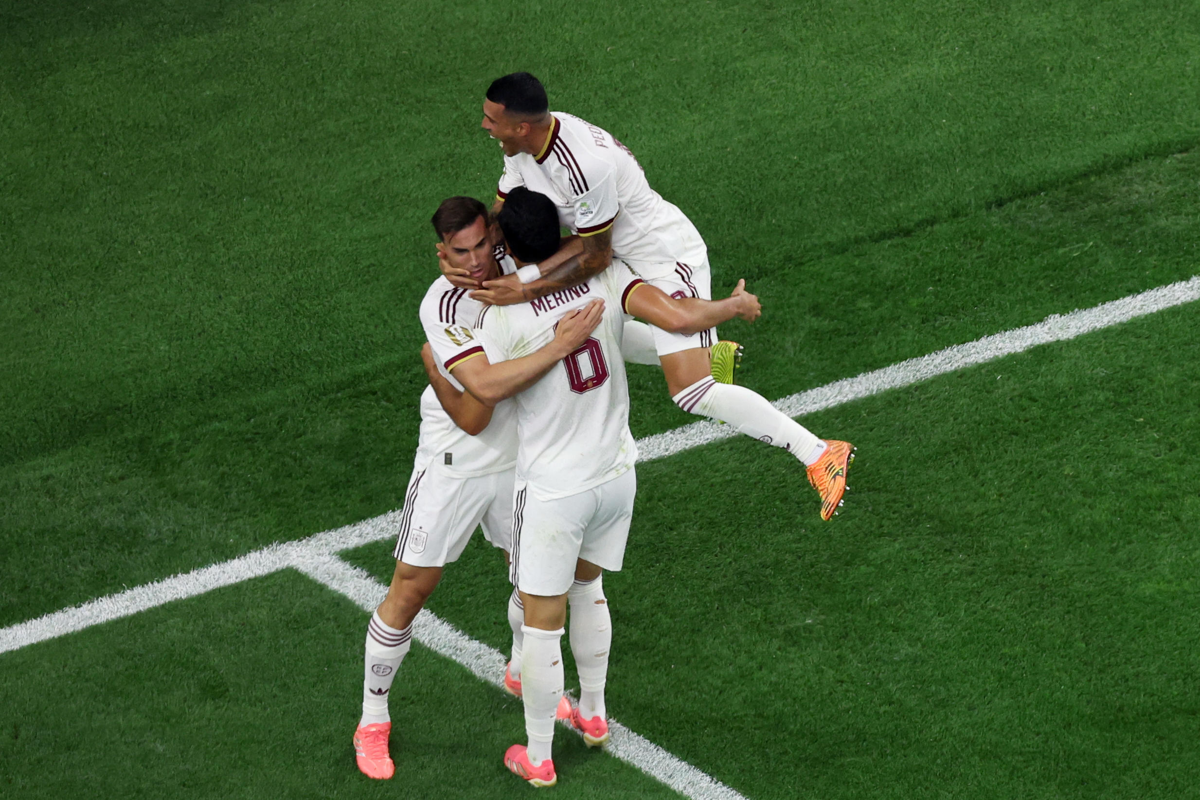 Cuando brilla, gana, y cuando no, también: un gol de Mikel Merino en el 91 despide a Cristiano y manda a España a los cuartos