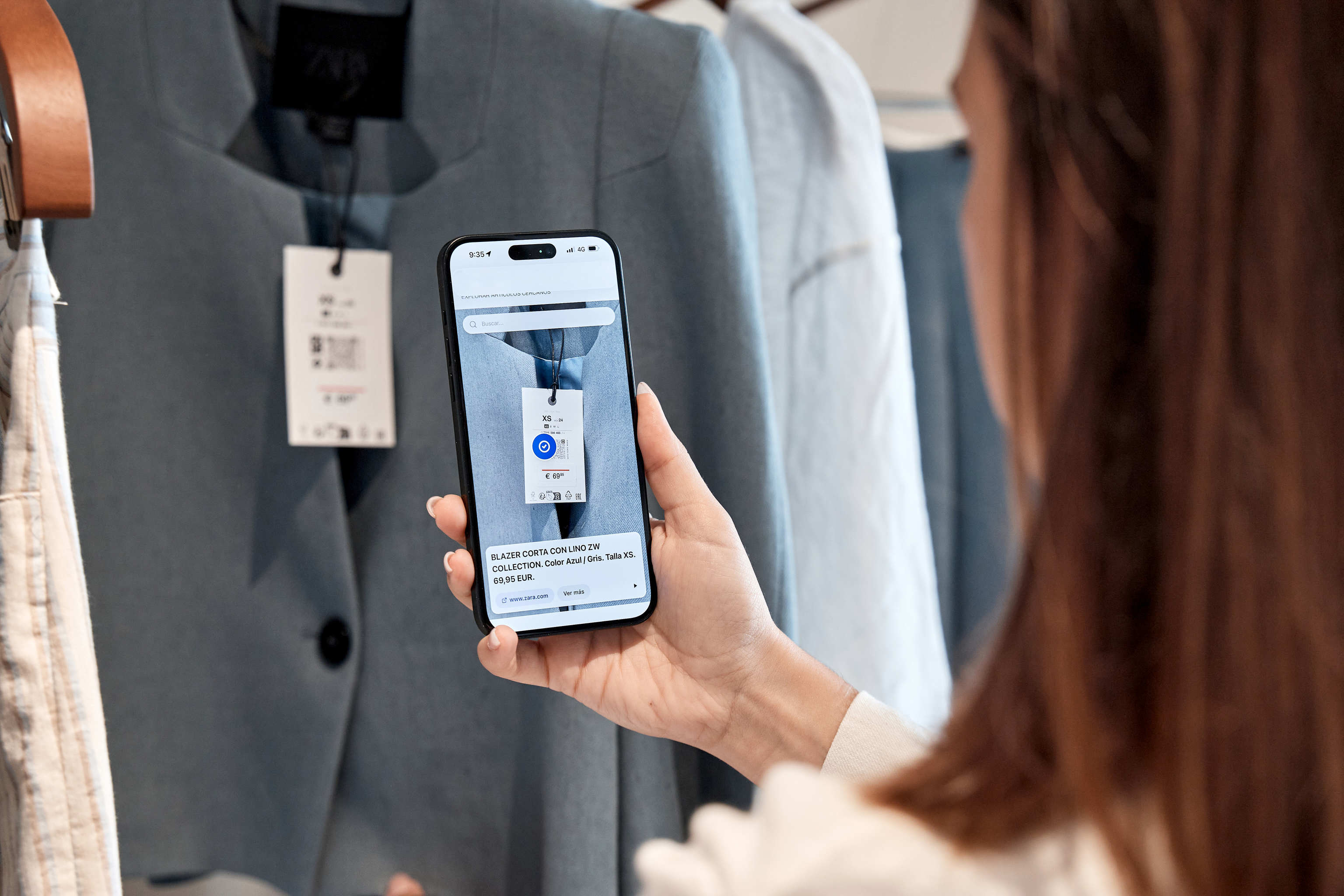 Inditex pone voz a sus etiquetas para que las personas con discapacidad visual puedan comprar con mayor autonomía