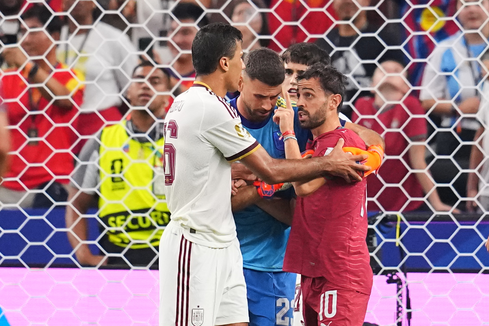 El pique final entre Rodri y Bernardo Silva:  un remate fallado, una provocativa celebración y un "me he equivocado"