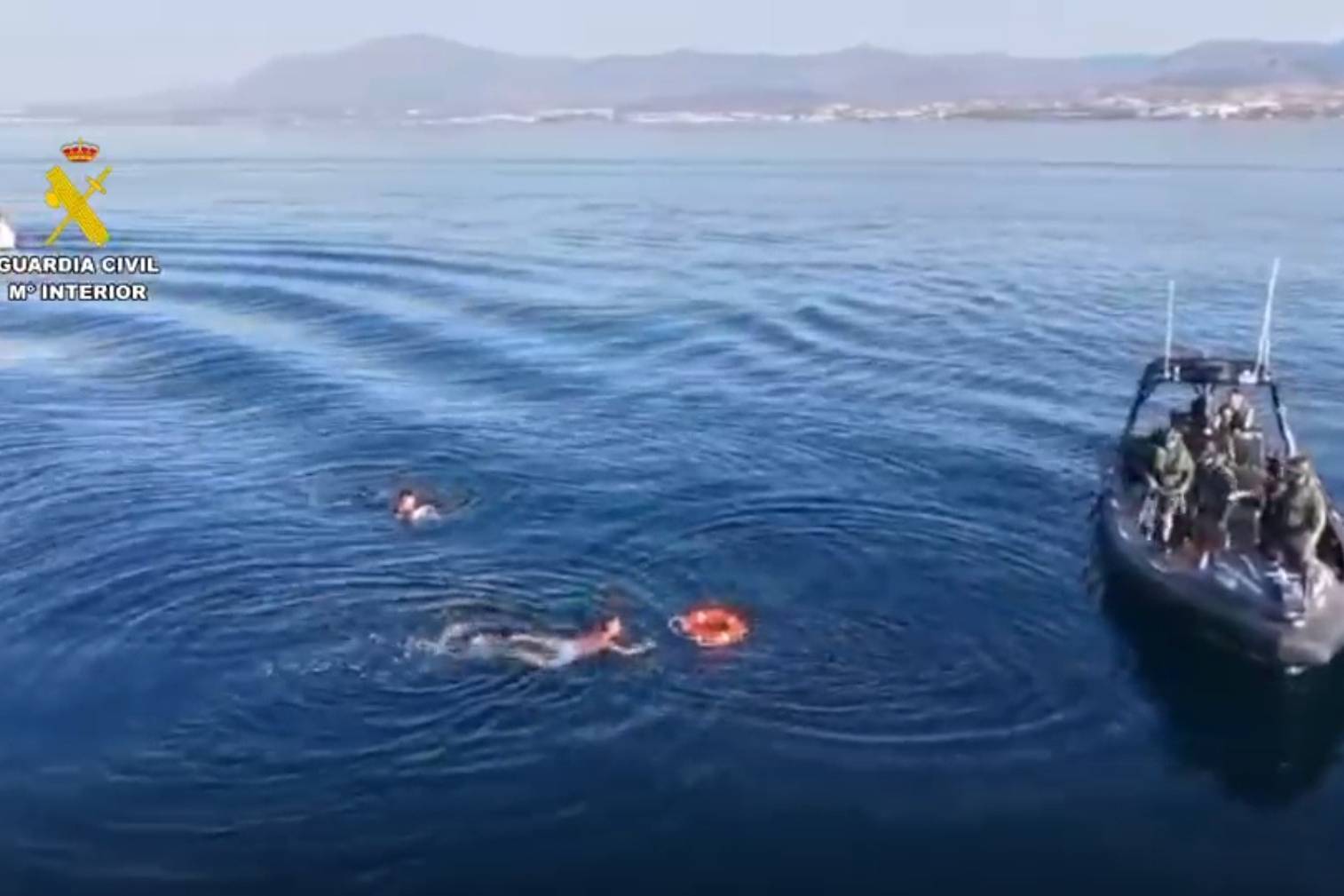 Rescatan a dos pescadores en alta mar en Marbella (Málaga) tras tirarse al agua para recoger un pescado de ocho kilos