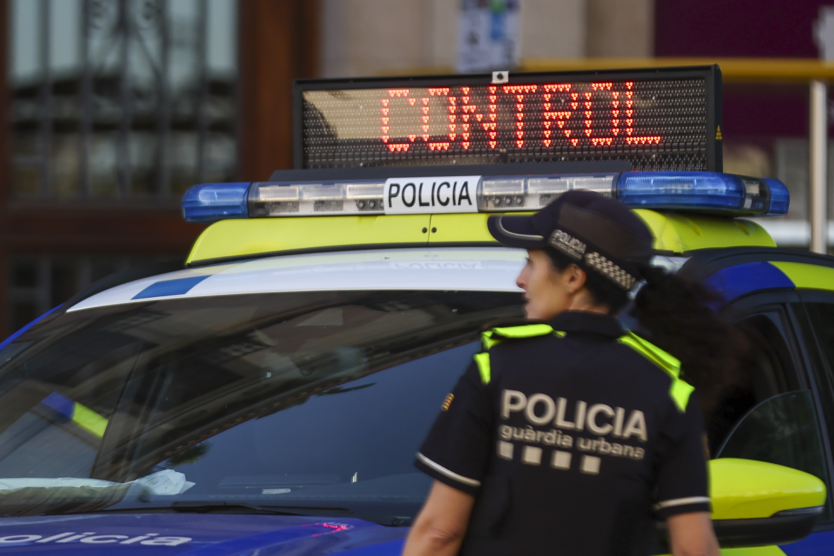 Un socavón repentino de ocho metros por las obras de la L9 obliga a desalojar cinco fincas en Barcelona