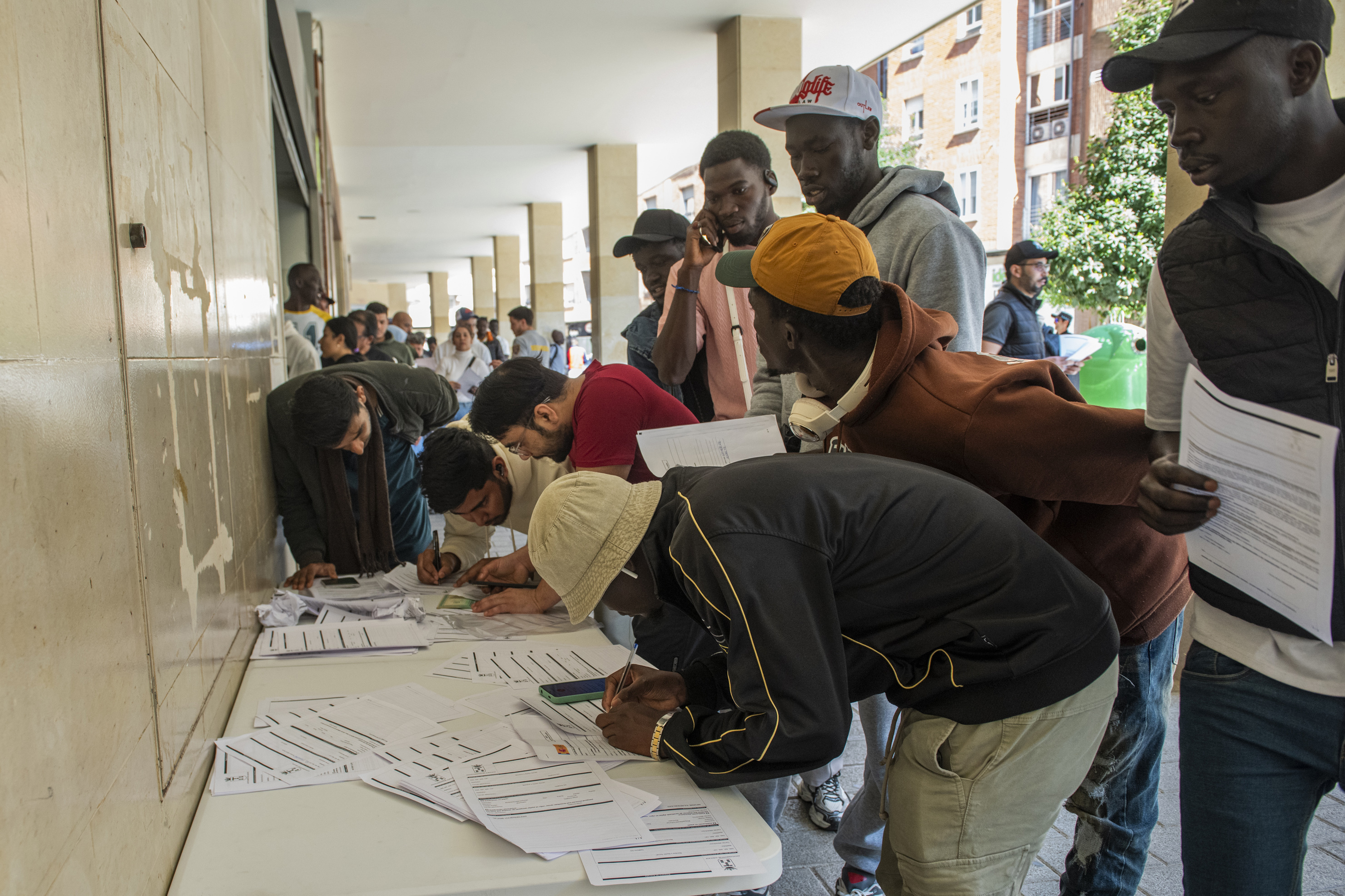 El Gobierno oculta cuántos inmigrantes regularizados se han apuntado al paro mientras los registros afloran hasta 20.000