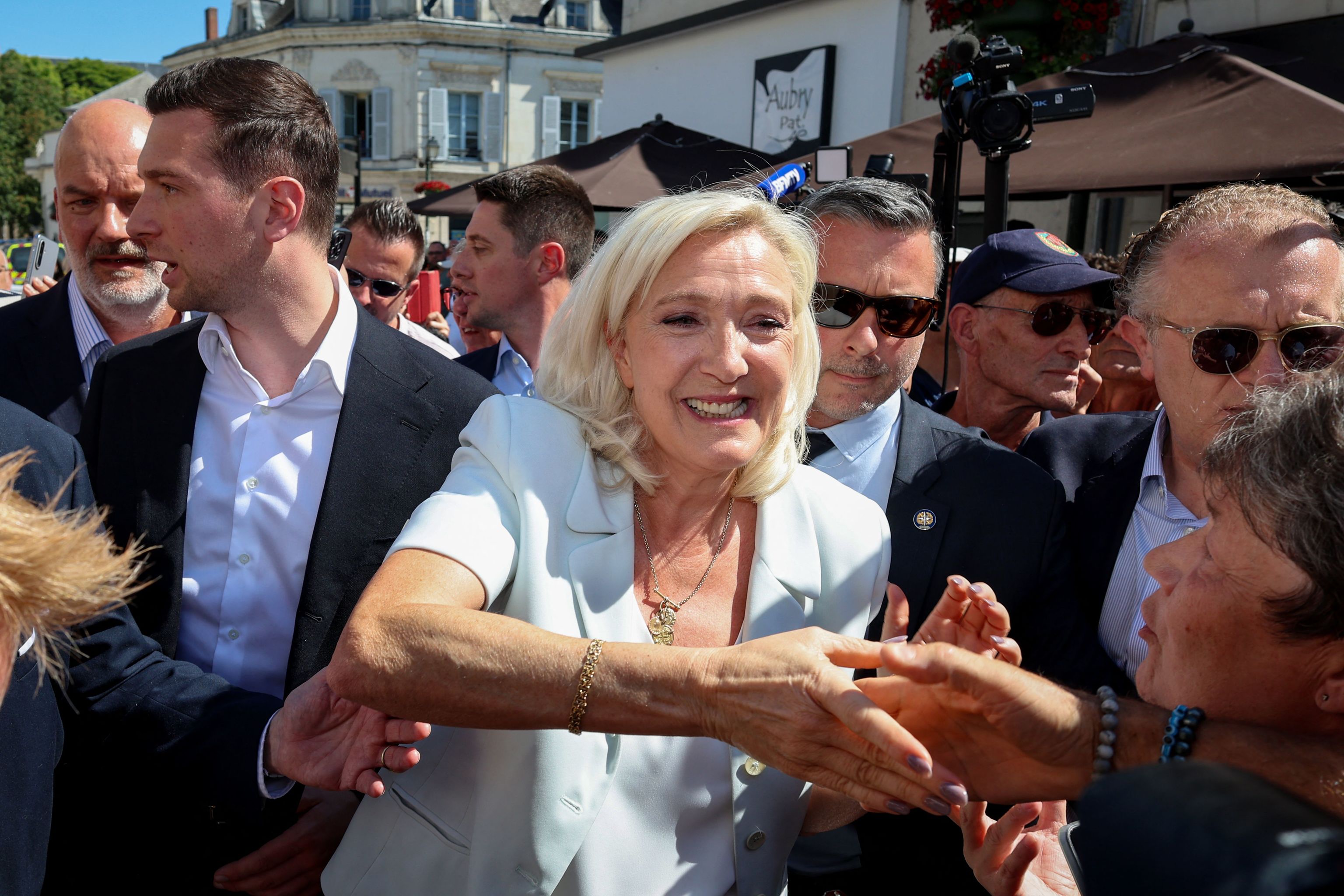 Le Pen arranca su campaña para la presidencia sin brazalete electrónico: "La decisión está en manos de los votantes"