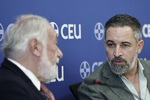 Abascal reclama un referéndum sobre la regularización de inmigrantes y las "nacionalizaciones masivas" de Gobierno